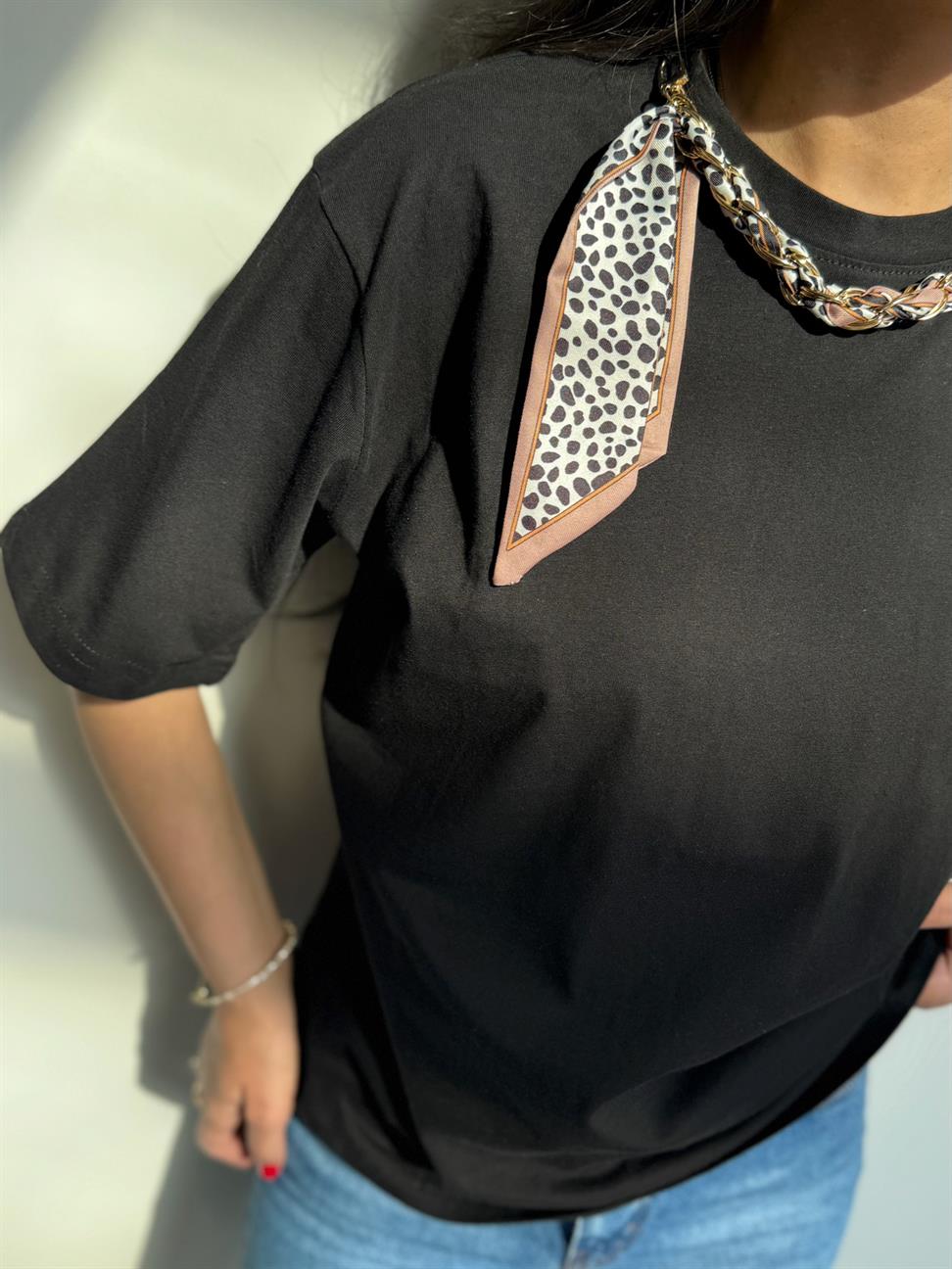 Siyah Yakası Şal ve Boncuk Detaylı Basic Tshirt 