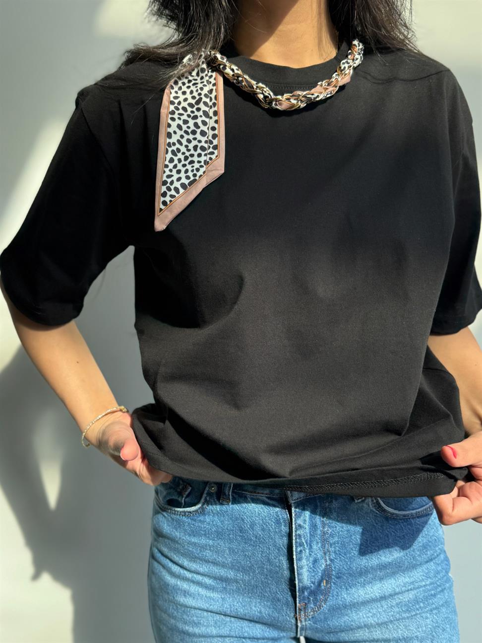 Siyah Yakası Şal ve Boncuk Detaylı Basic Tshirt 