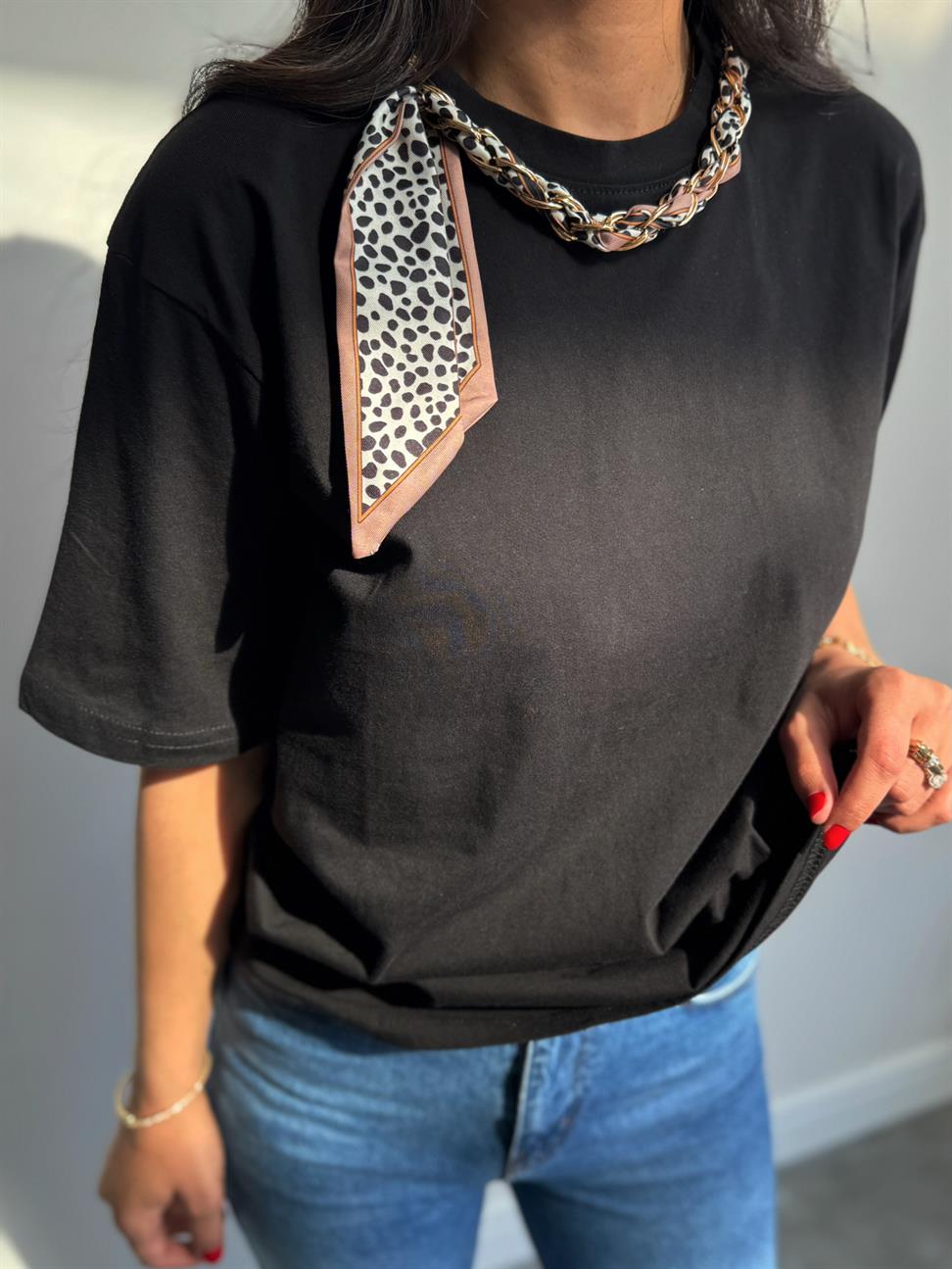 Siyah Yakası Şal ve Boncuk Detaylı Basic Tshirt 