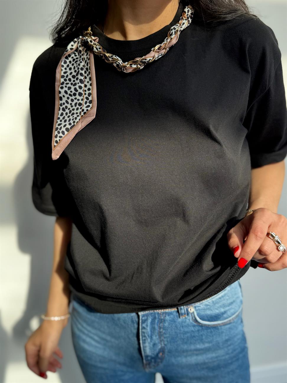 Siyah Yakası Şal ve Boncuk Detaylı Basic Tshirt 
