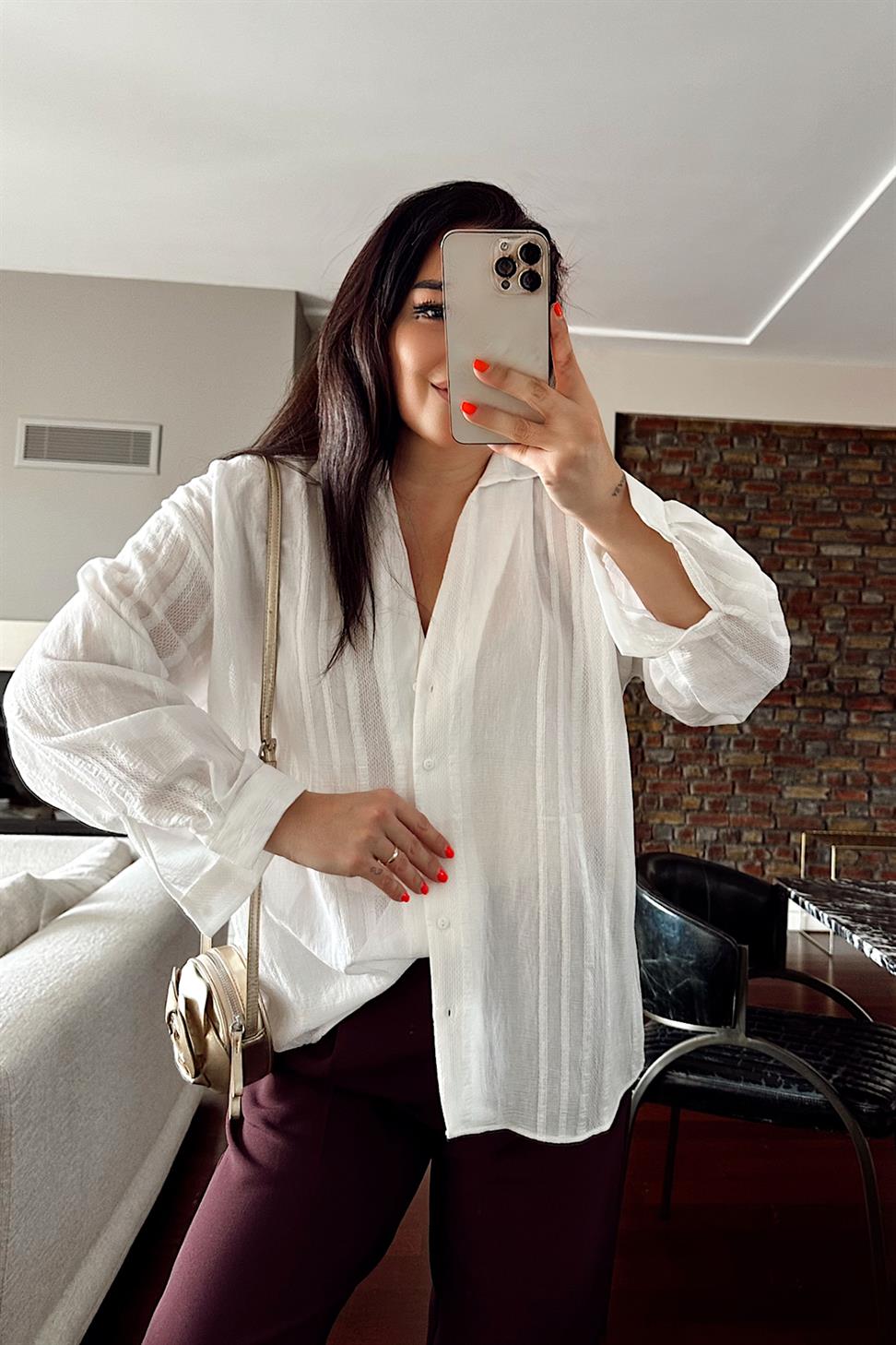 V Yaka Önü Düğmeli Transparan Gömlek Beyaz