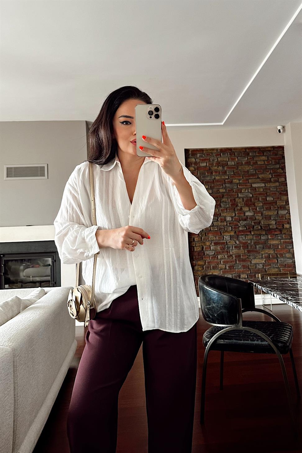 V Yaka Önü Düğmeli Transparan Gömlek Beyaz