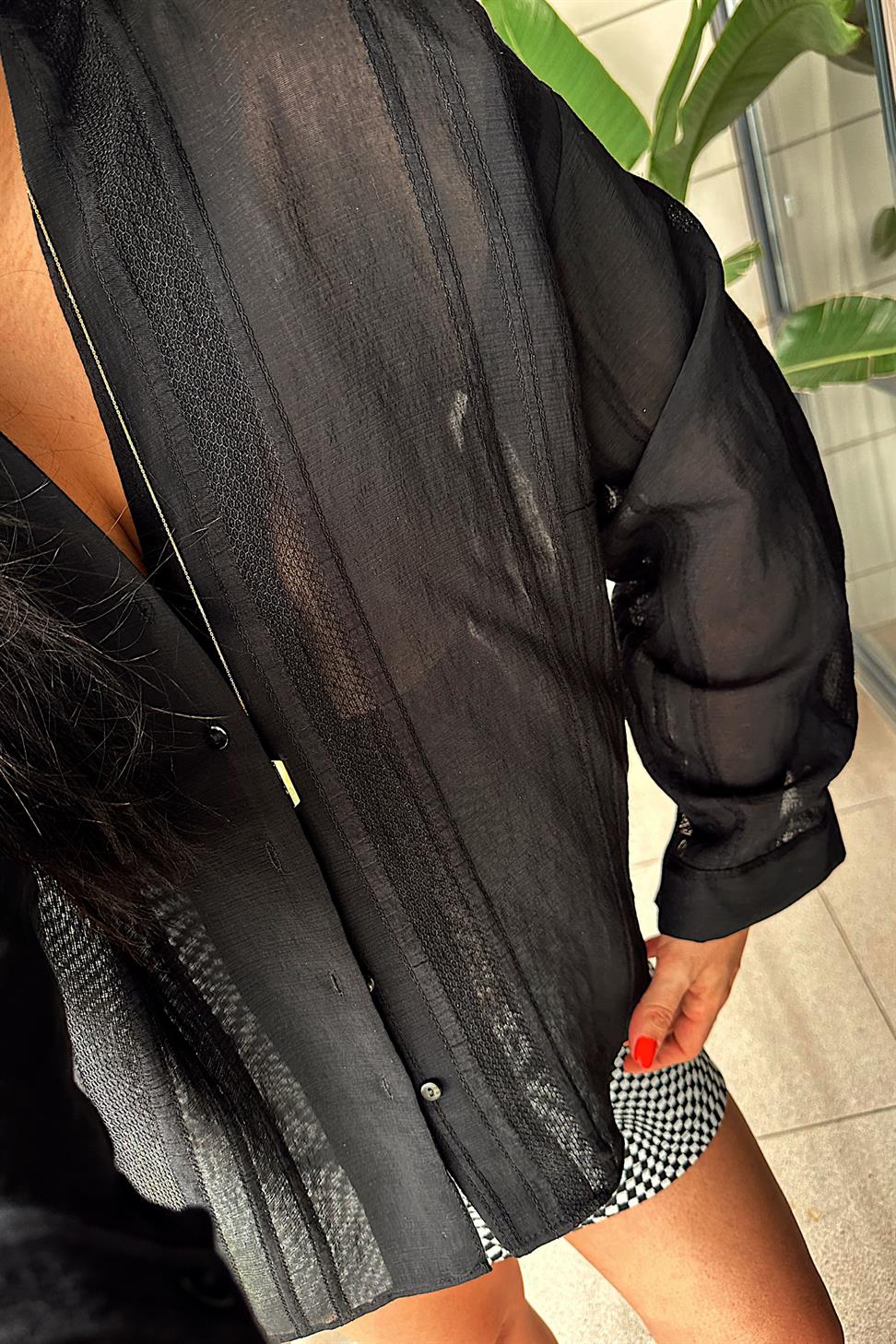 V Yaka Önü Düğmeli Transparan Gömlek Siyah