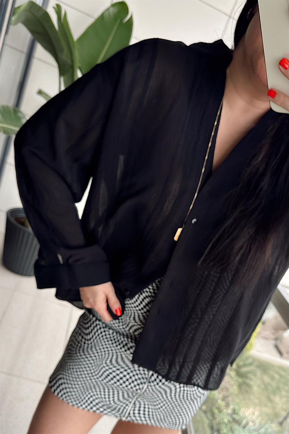 V Yaka Önü Düğmeli Transparan Gömlek Siyah