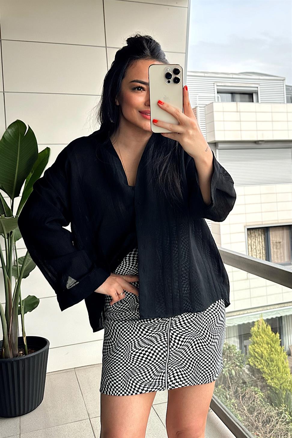 V Yaka Önü Düğmeli Transparan Gömlek Siyah