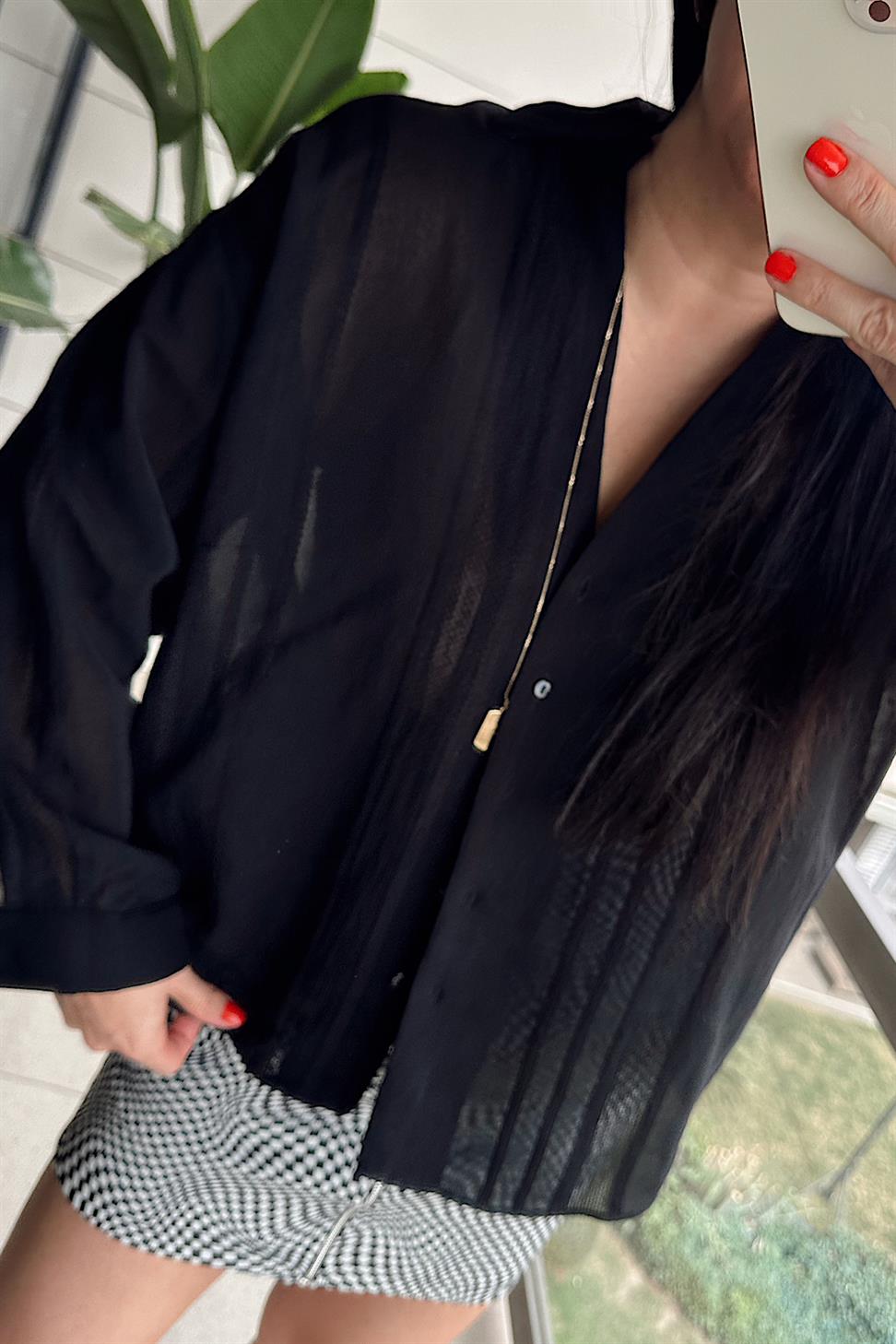 V Yaka Önü Düğmeli Transparan Gömlek Siyah