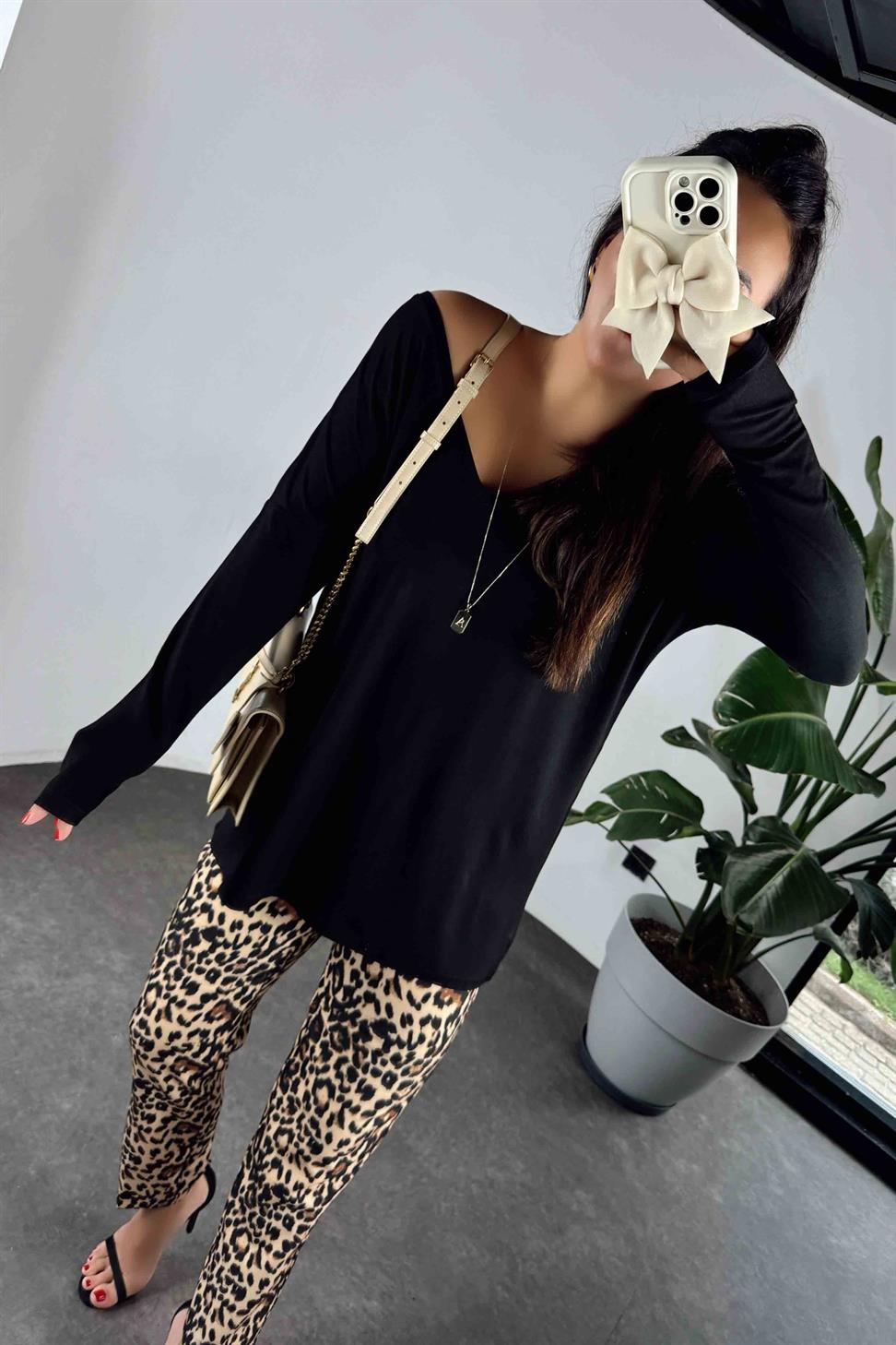 V Yaka Oversize Basic Kadın Bluz Siyah