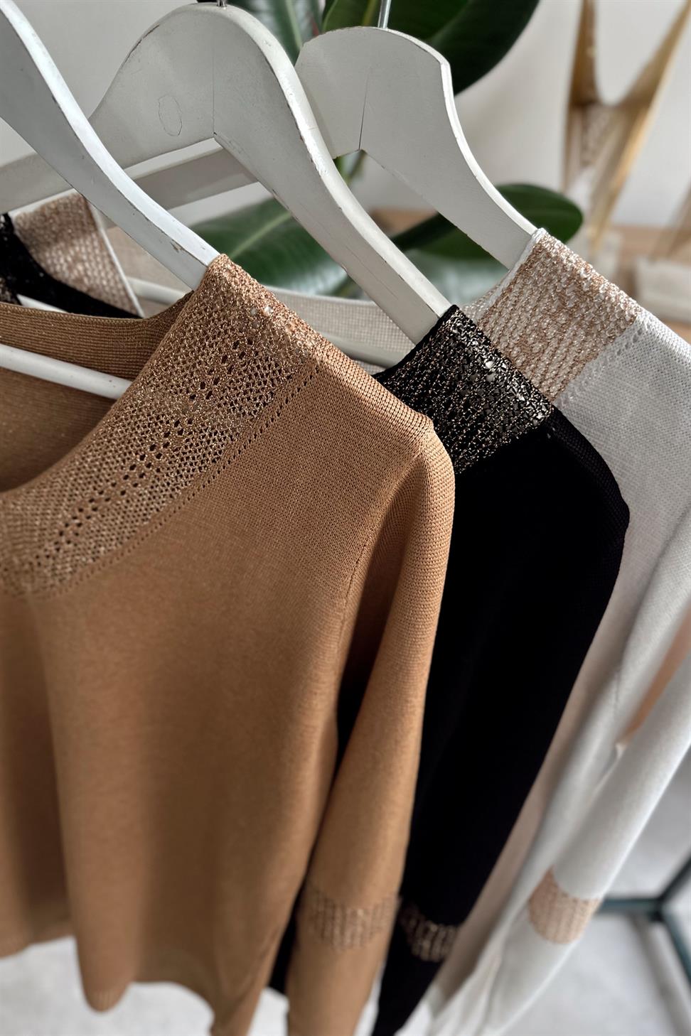 V Yaka Sim Detaylı Triko Bluz Camel