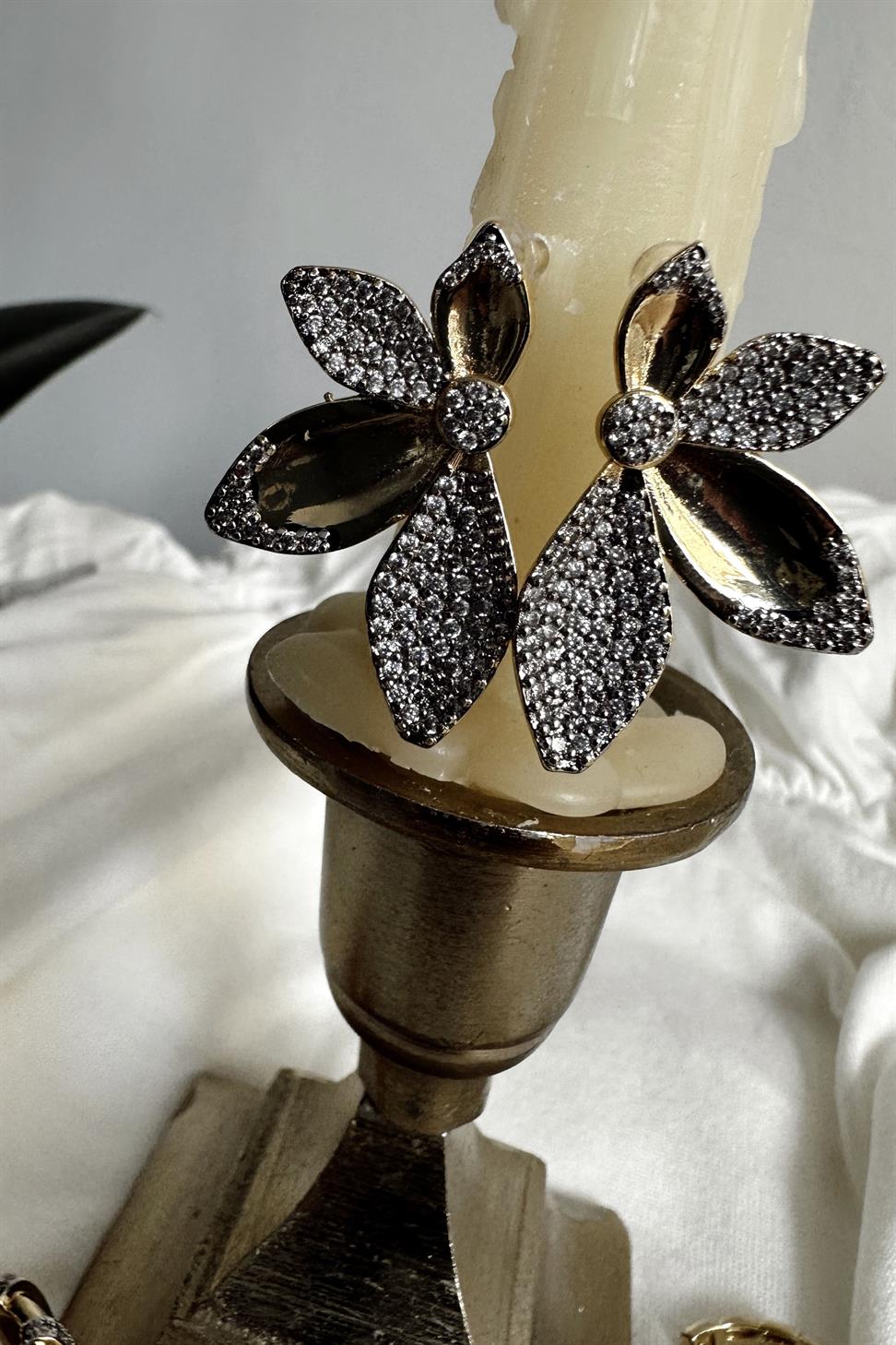 Xuping Çiçek Model Zirkon Taşlı Küpe Gold