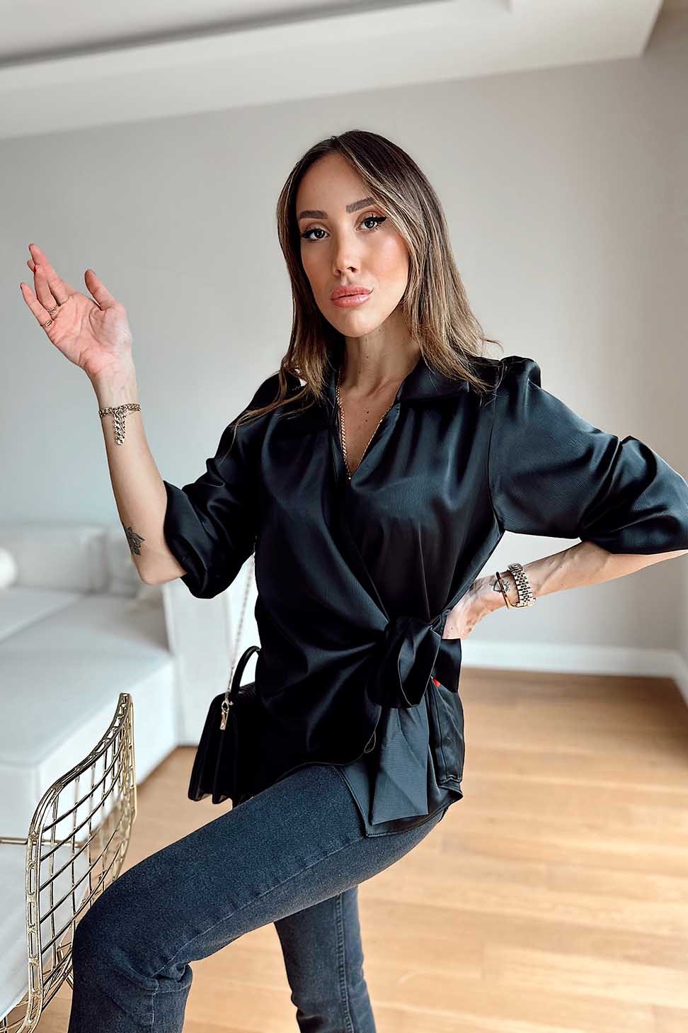 Yandan Bağlama Detay Asimetrik Kruvaze Saten Bluz Siyah