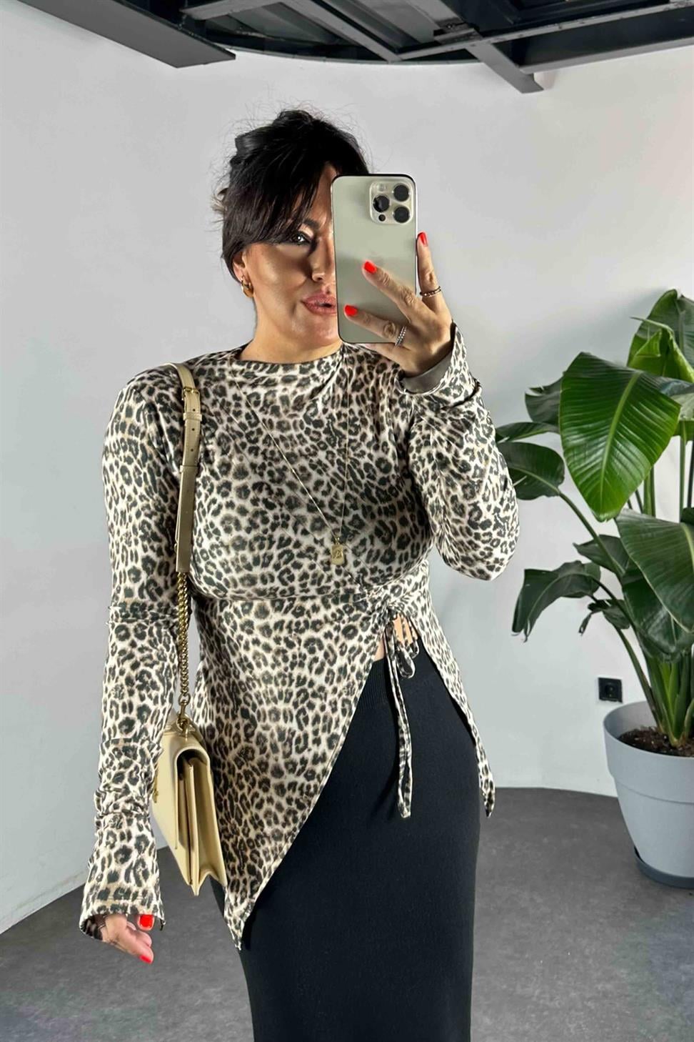 Yumoş Kumaş Büzgü Detay Kadın Bluz Leopar