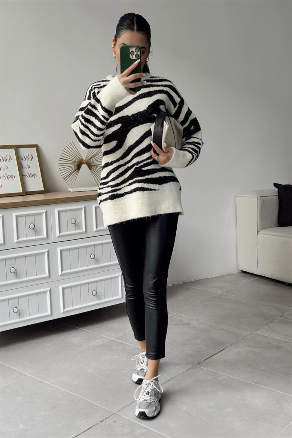 Zebra Desen Bisiklet Yaka Yumoş Kazak Siyah