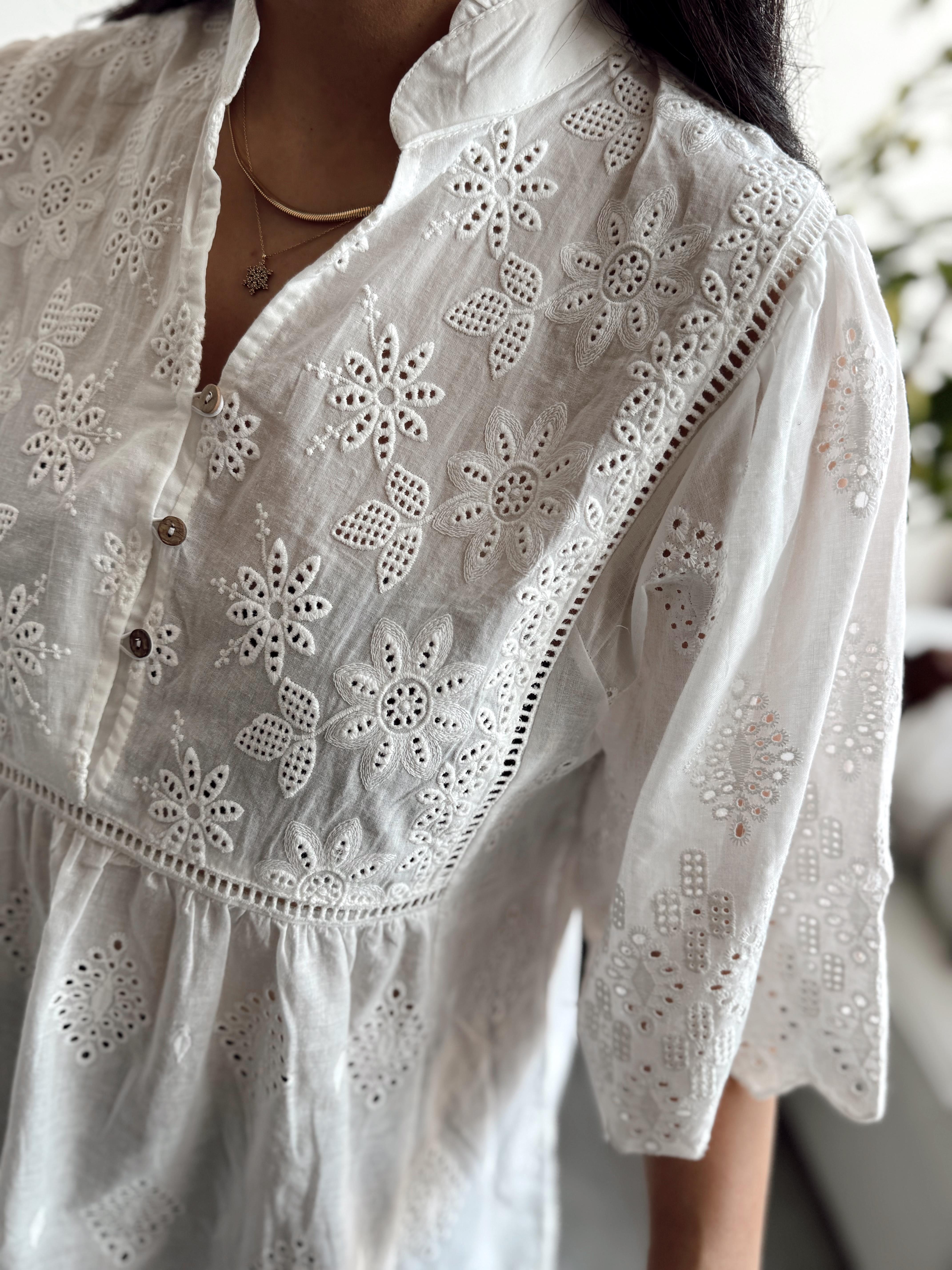 Alya Nakış Detaylı Üç Düğmeli Bluz Beyaz