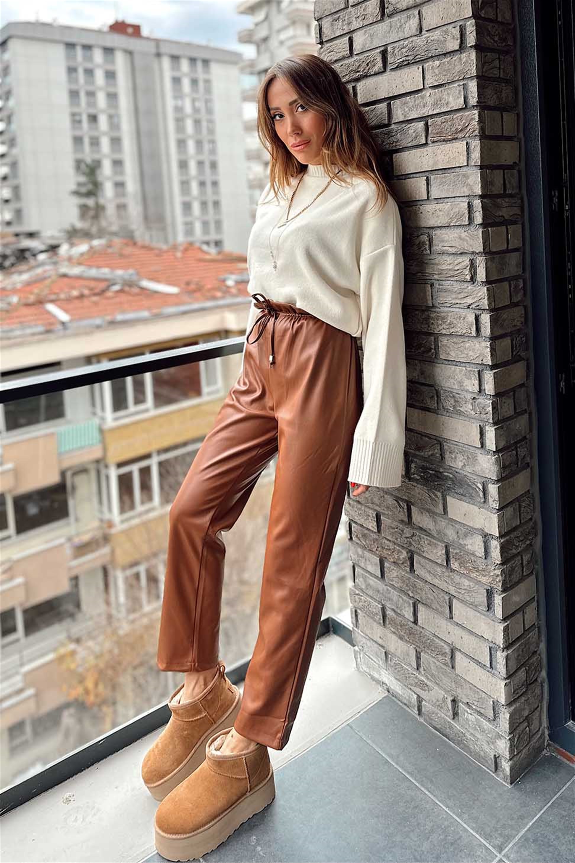 Beli Bağcıklı Tasarım Deri Pantolon Kahve