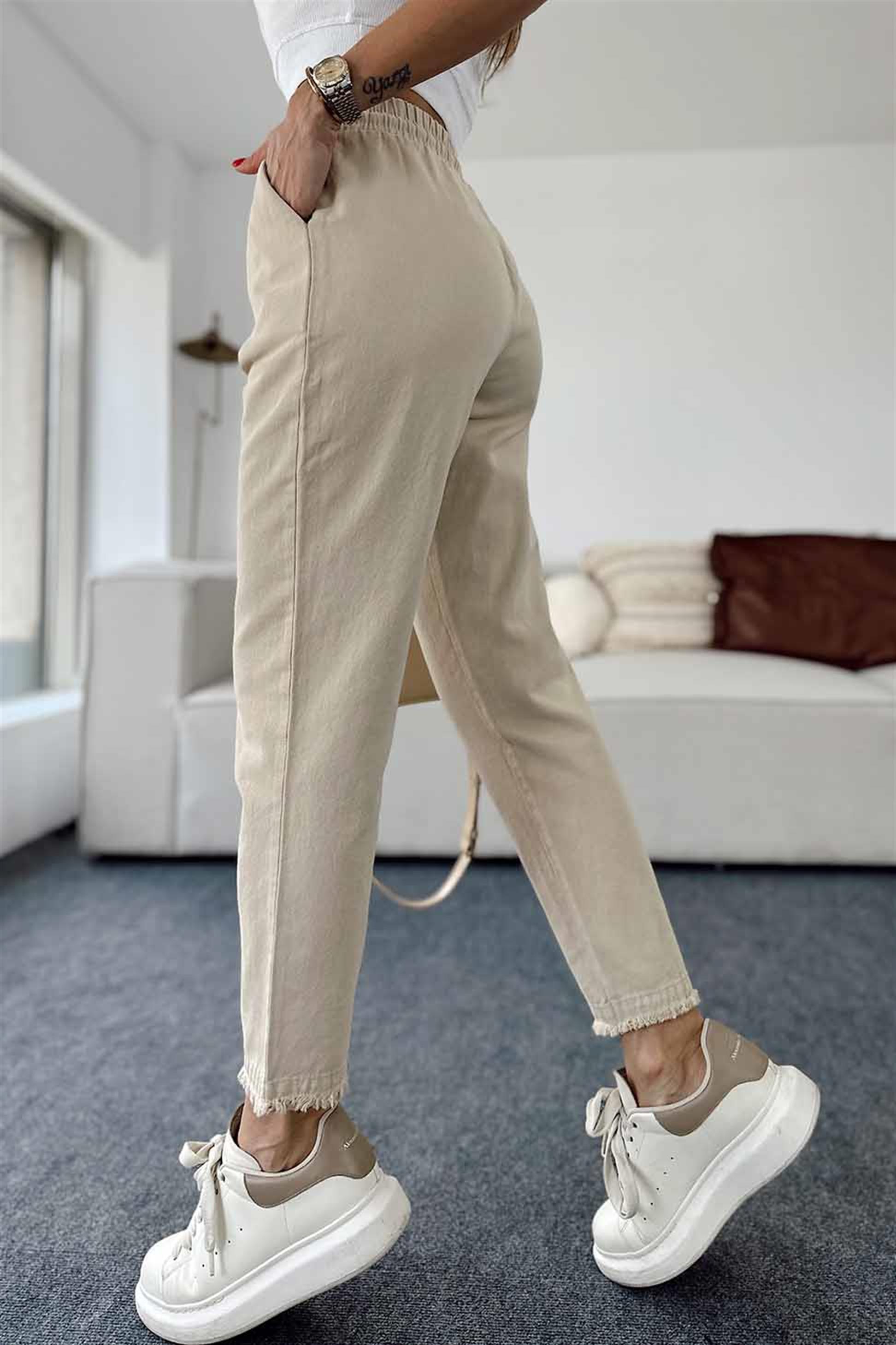Beli Lastik ve İpli Püskül Detay Gabardin Pantolon Bej · 6