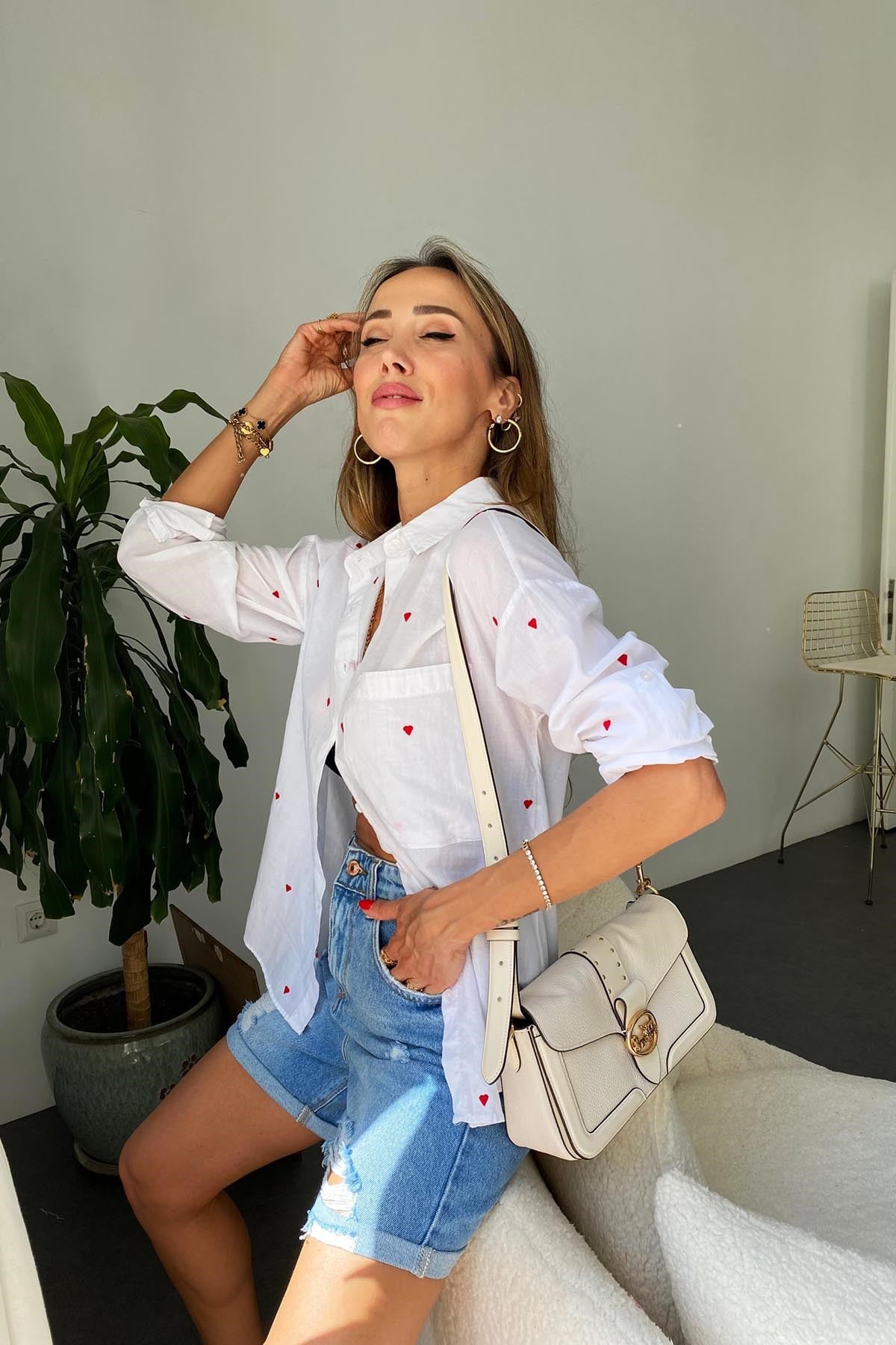 Beyaz Kırmızı Kalp Nakış Detaylı Oversize Tek Cep Detaylı Pamuk Love Gömlek