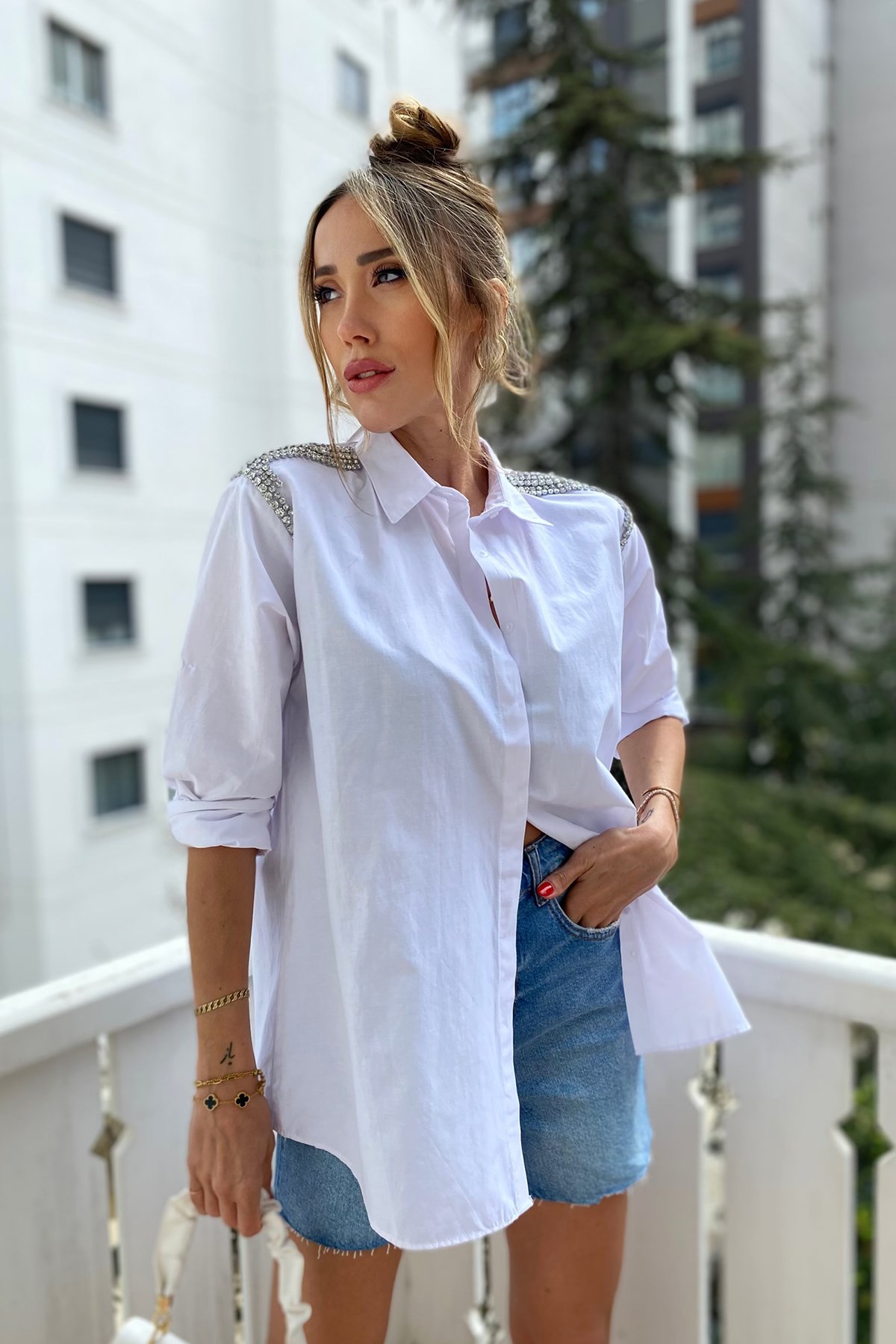 Beyaz Omuz Tasarım Elmas Taş İşleme Ve Gizli Düğme Detay Oversize Hera Gömlek