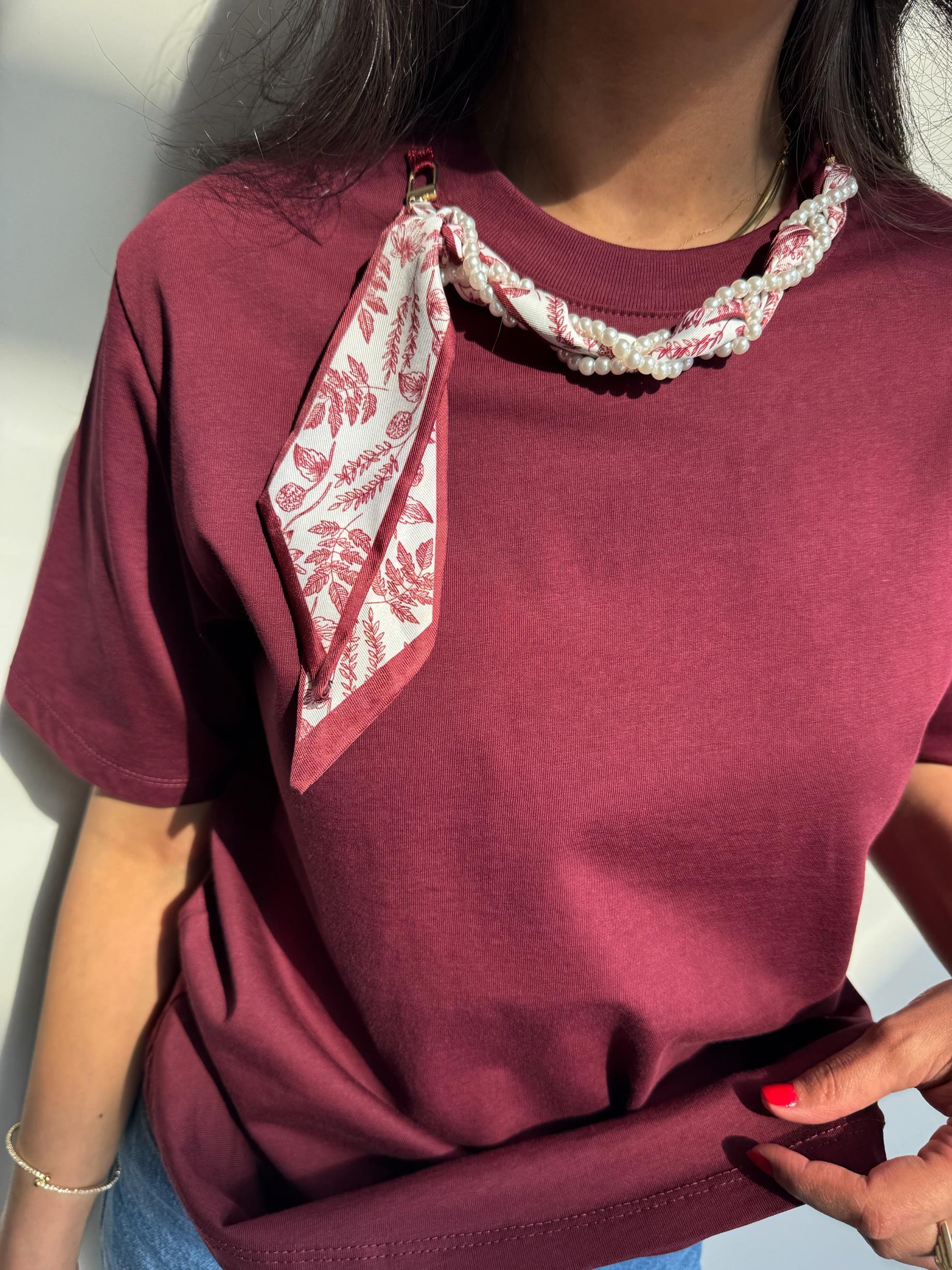 Bordo Yakası Şal ve Boncuk Detaylı Basic Tshirt