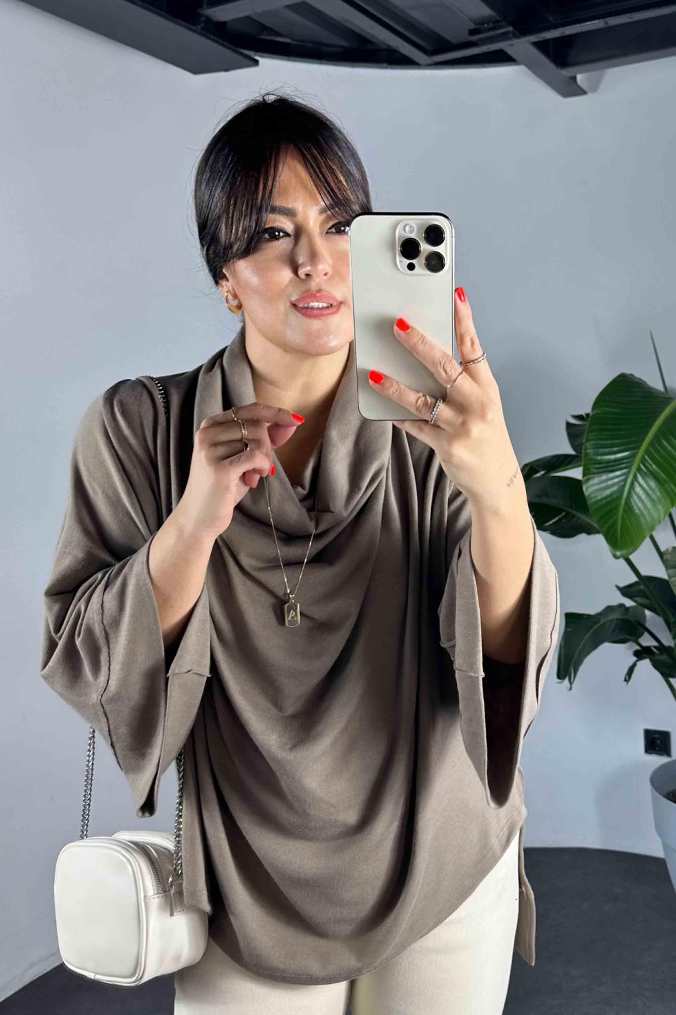 Degaje Yaka Ters Dikiş Tasarım Kadın Bluz Vizon