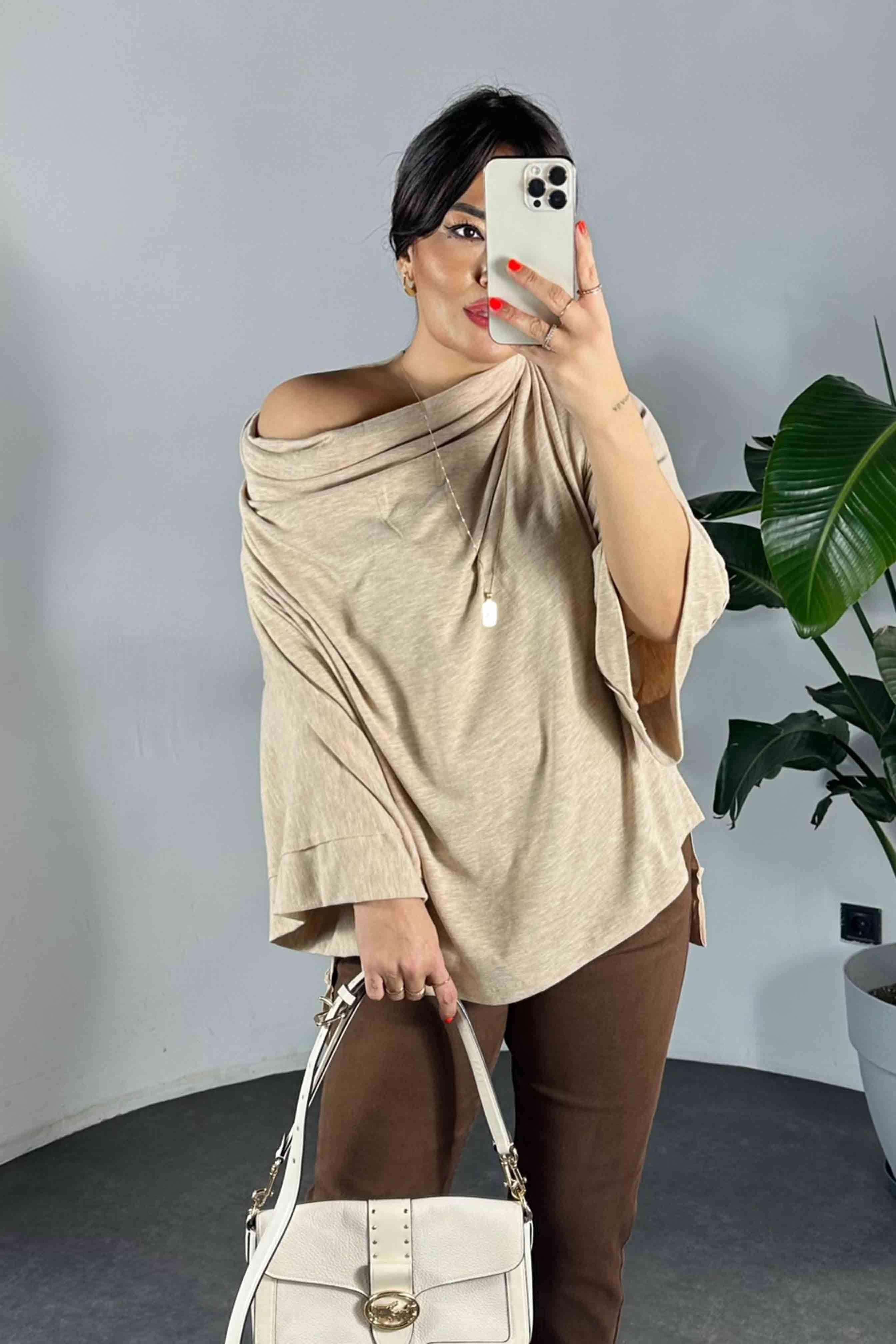 Degaje Yaka Ters Dikiş Tasarım Kadın Bluz Bej