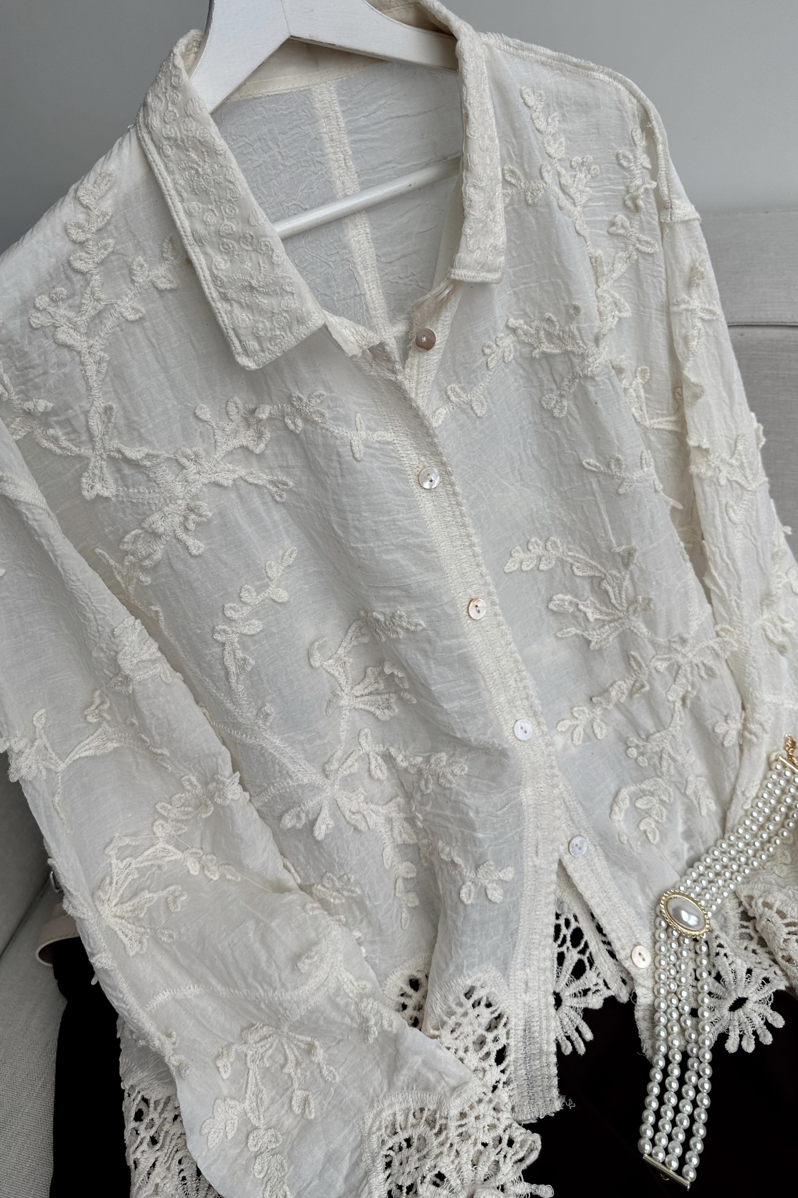 Krem Nakış Detaylı Gömlek