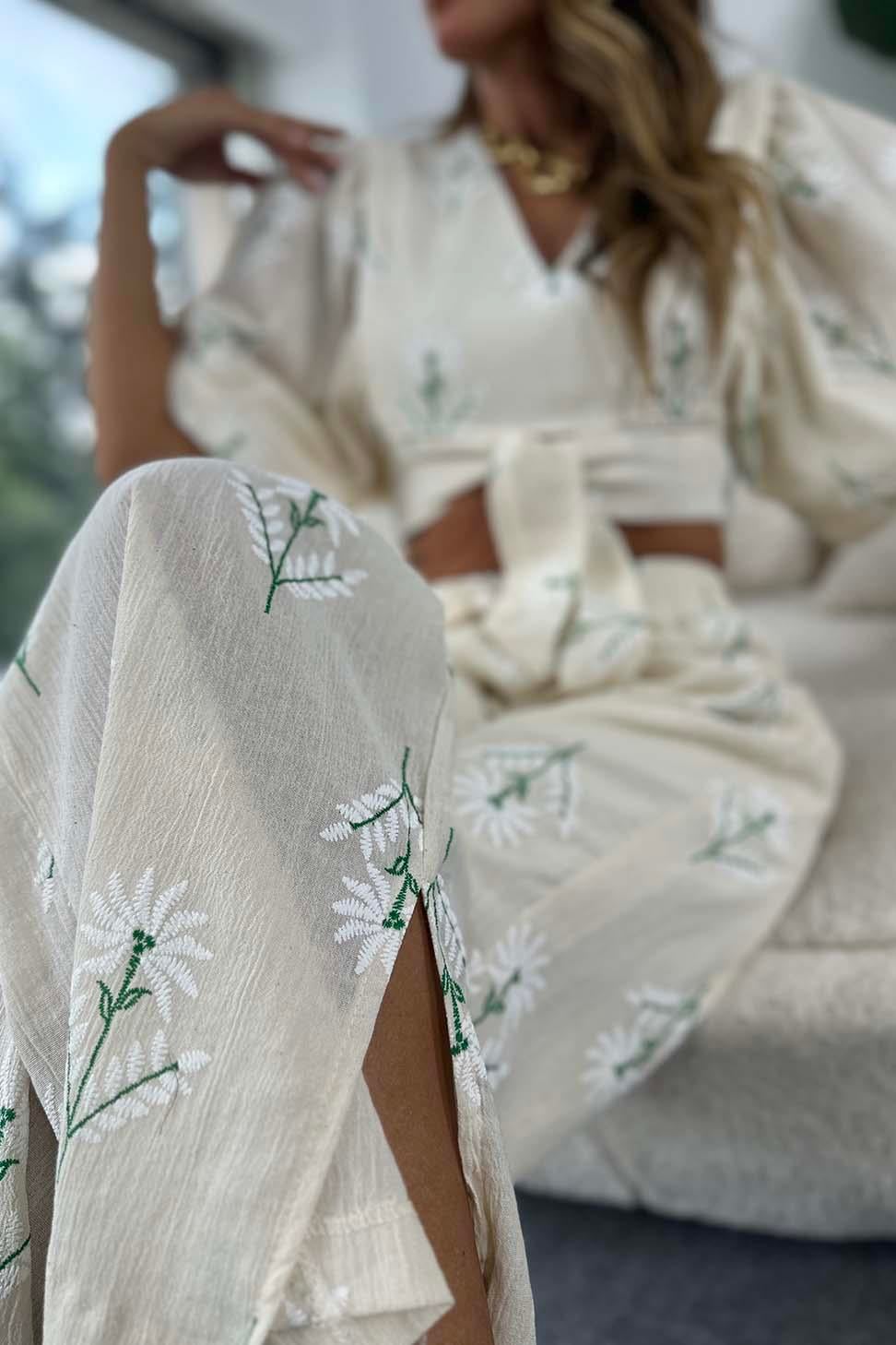 Lüx Kalite Yeşil Çiçek Detaylı Naturel Kumaş Kadın Takım Krem · 3