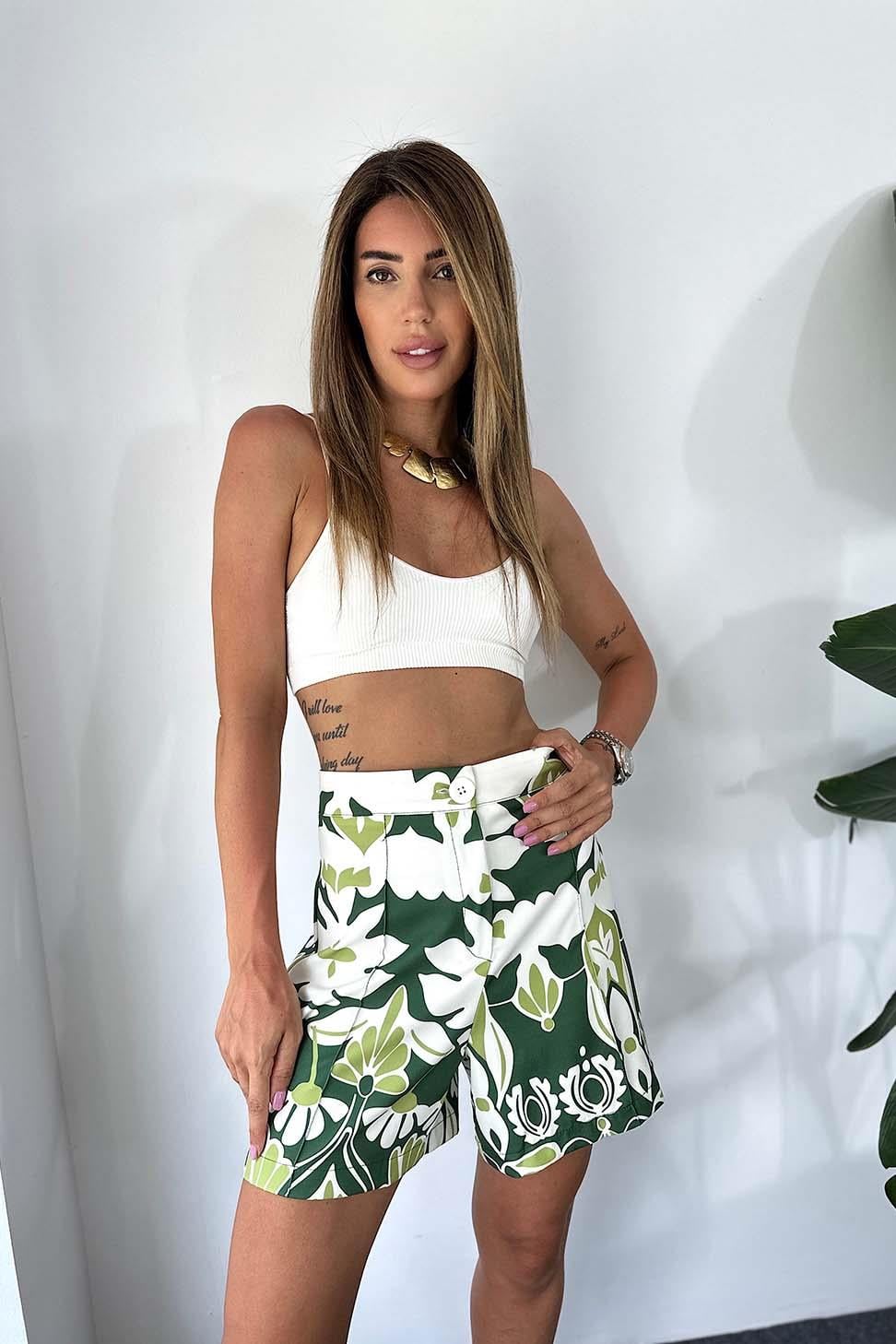 Marka Model Krep Kumaş Önü Çimalı Desenli Şort Yeşil