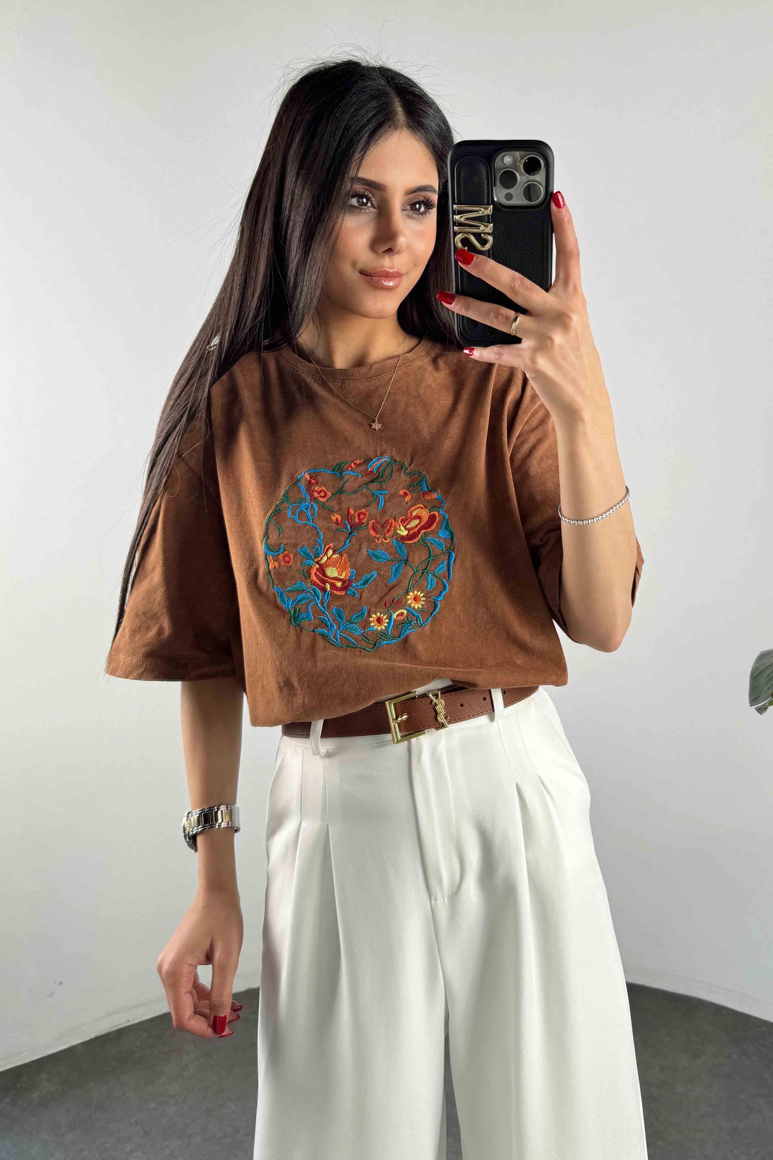 Nakış Çiçek Detaylı Yıkamalı Kadın Tişört Kahverengi