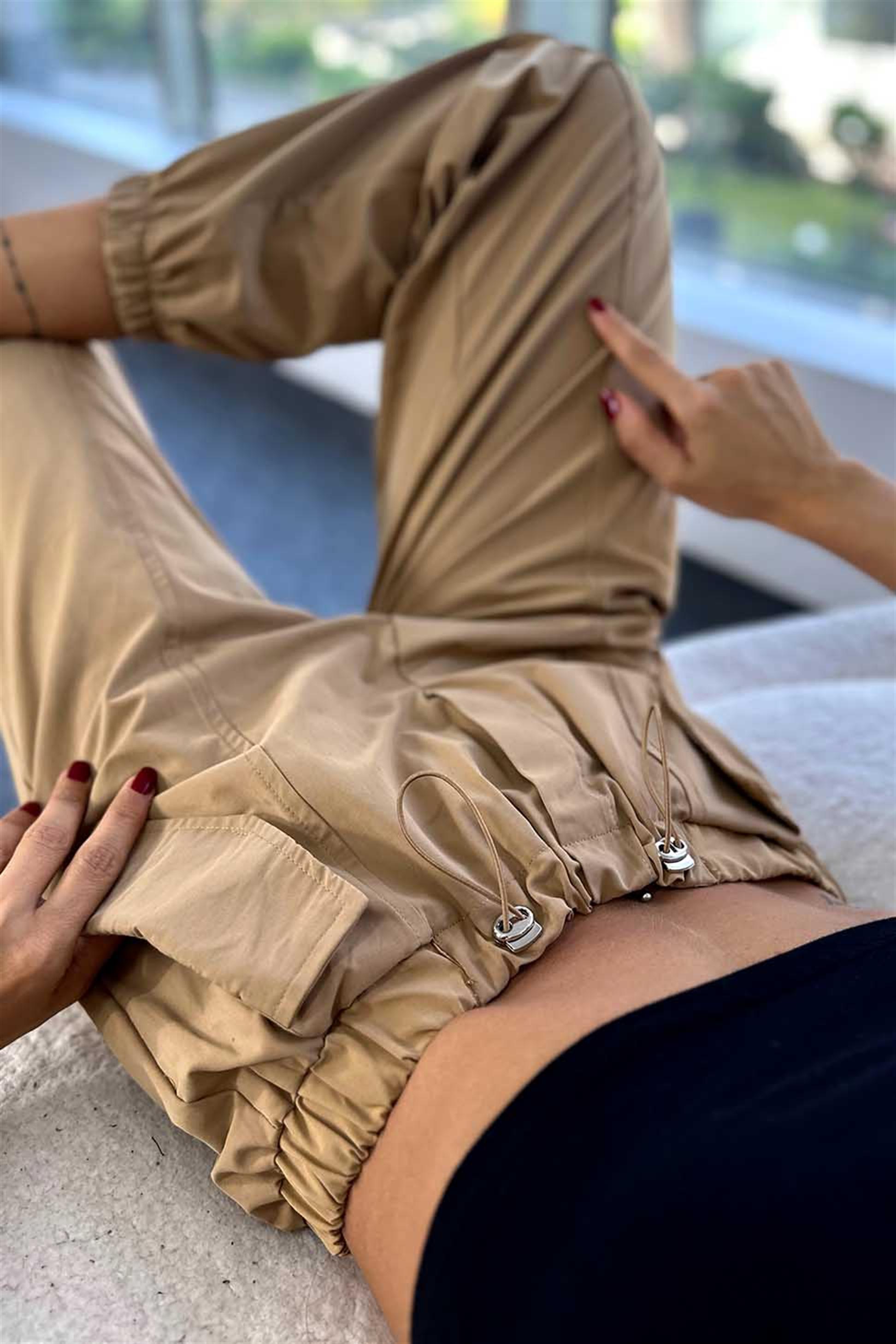 Paraşüt Kumaş Beli ve Paçası Lastıkli Kadın Pantolon Camel · 4