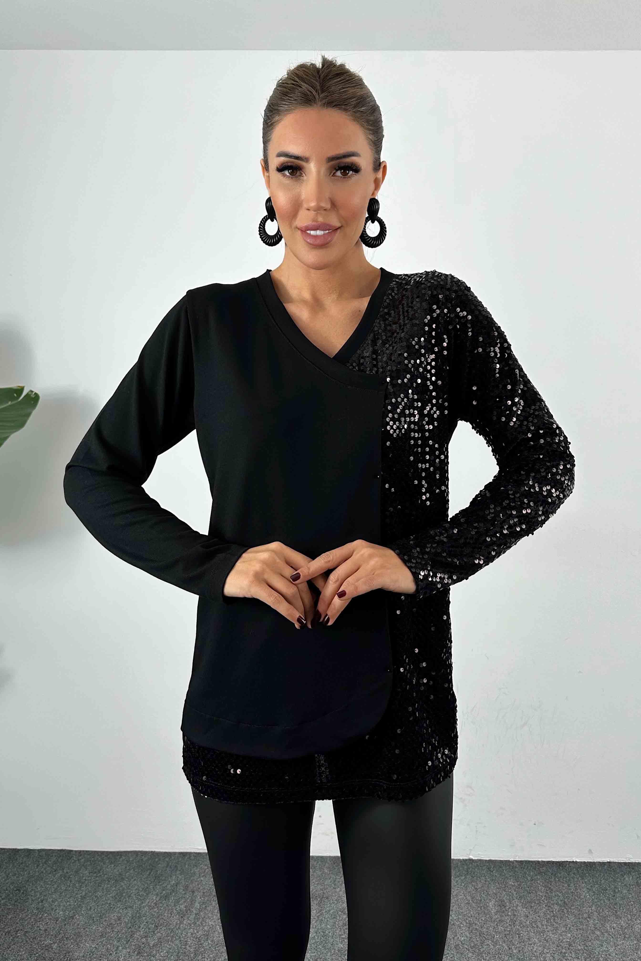 Pul İşlemeli V Yaka Tasarım Bluz Siyah