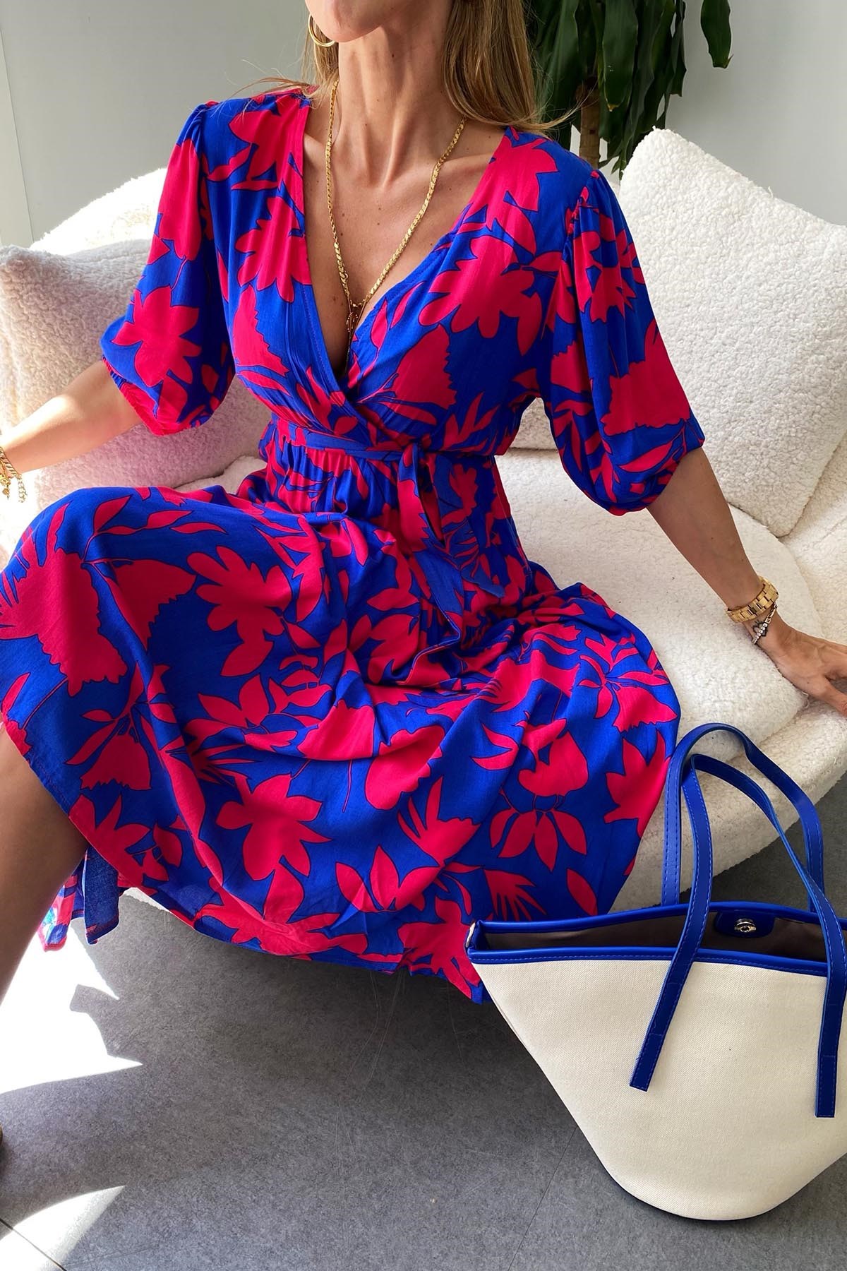 Saks Mavi V Yaka Belden İp Bağlama Detaylı Fuşya Desem Tasarım Pressa Elbise · 3