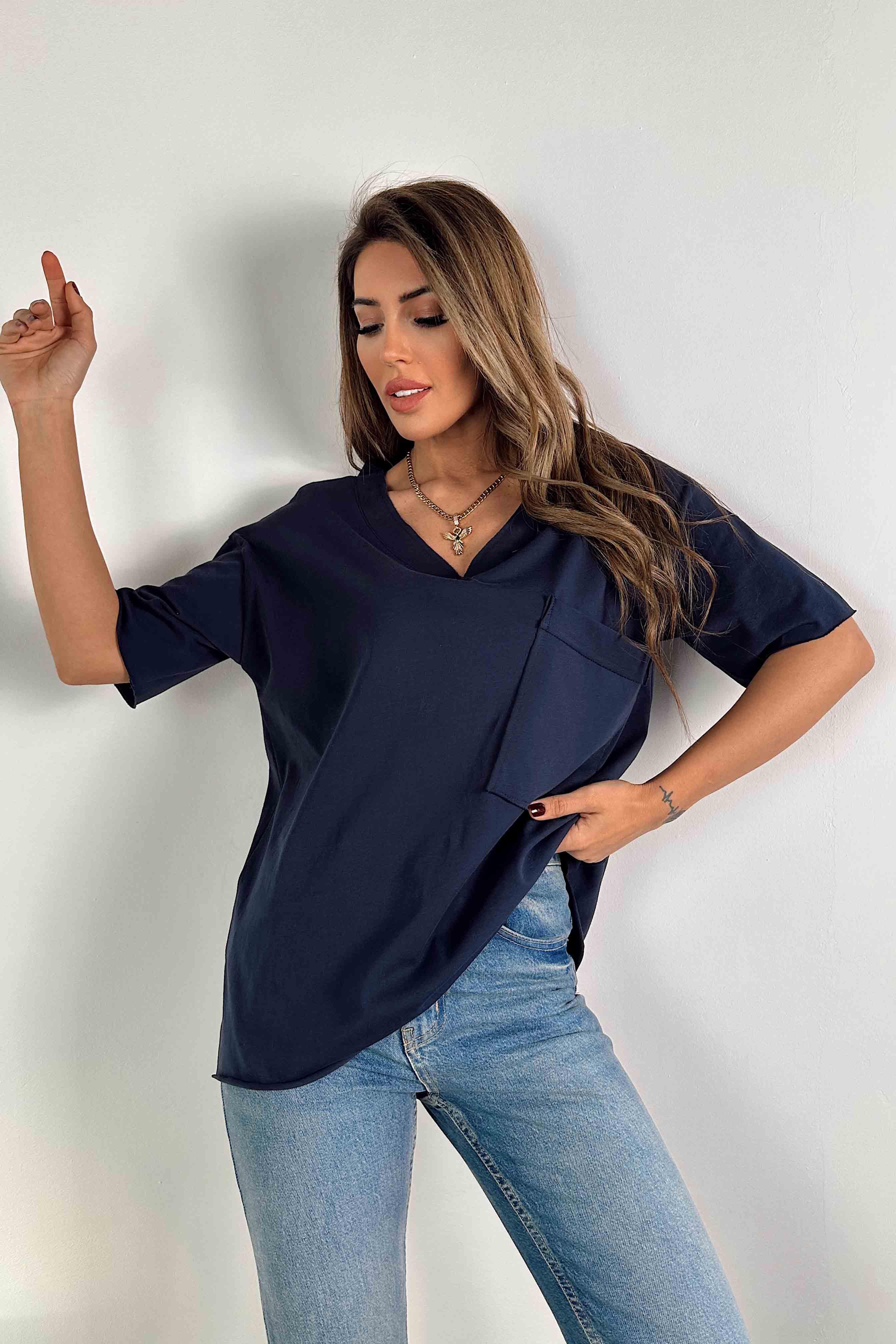 V Yaka Cep Detaylı Kadın Tişört Lacivert