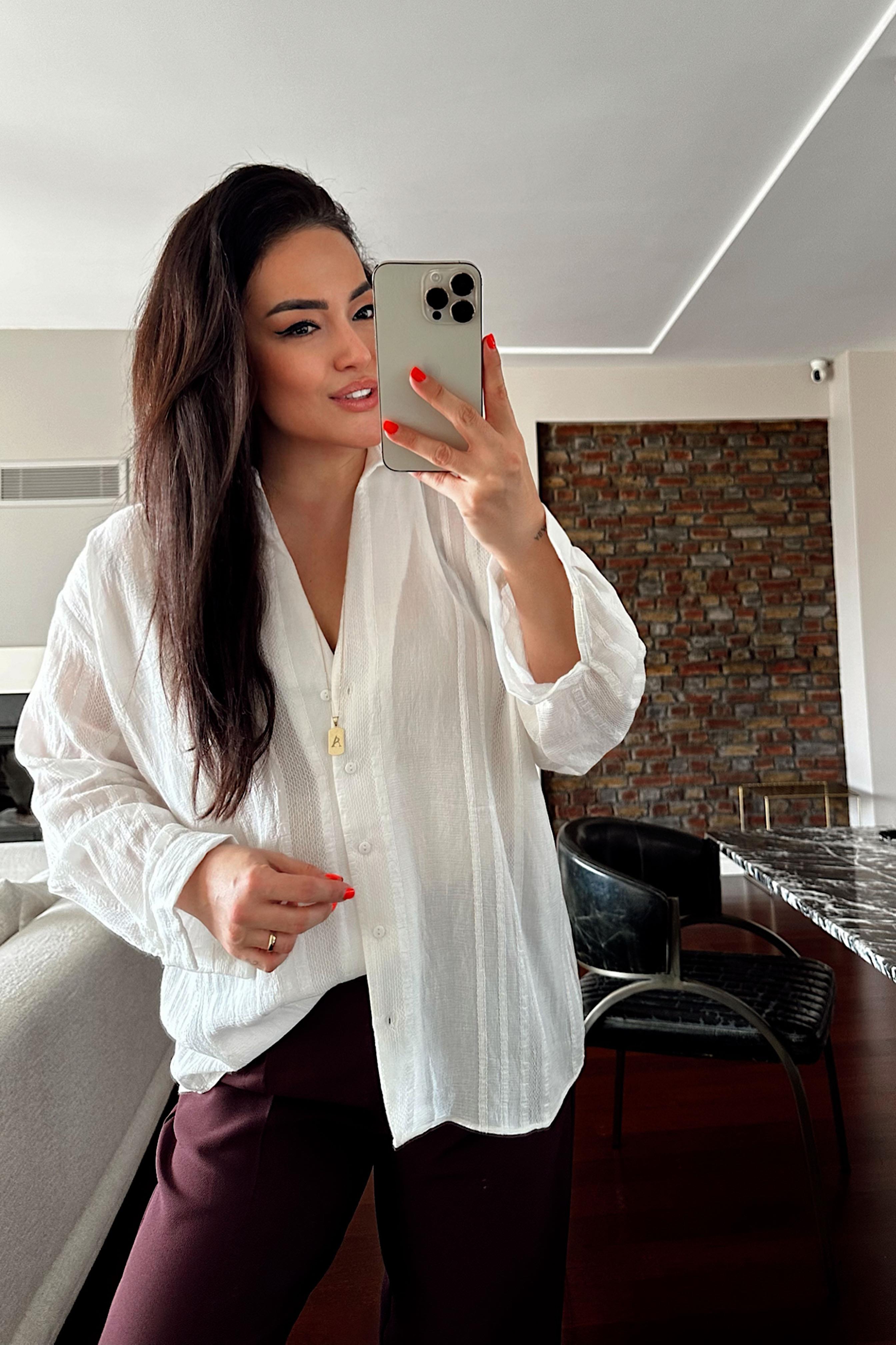 V Yaka Önü Düğmeli Transparan Gömlek Beyaz