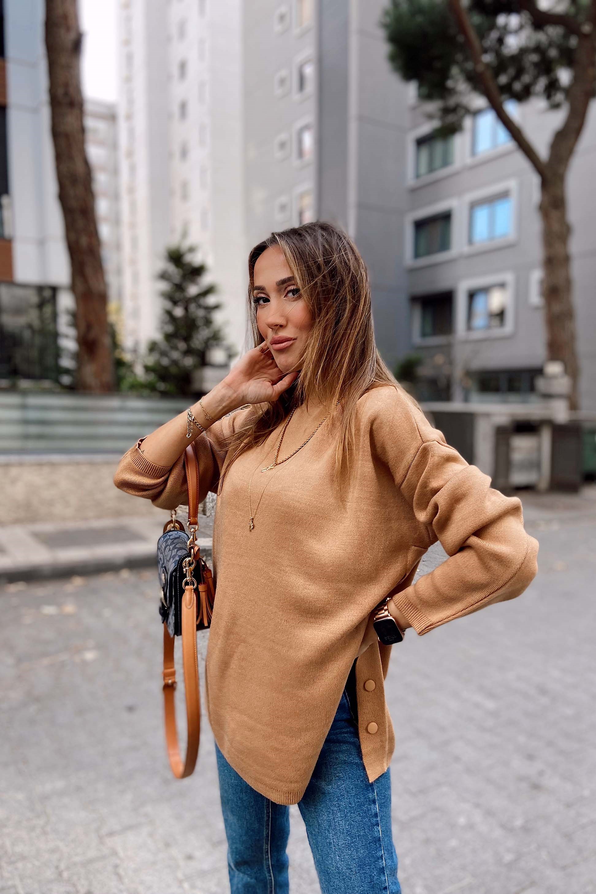 Yarı Balıkçı Yaka Yırtmaç Düğmeli Triko Kazak Camel
