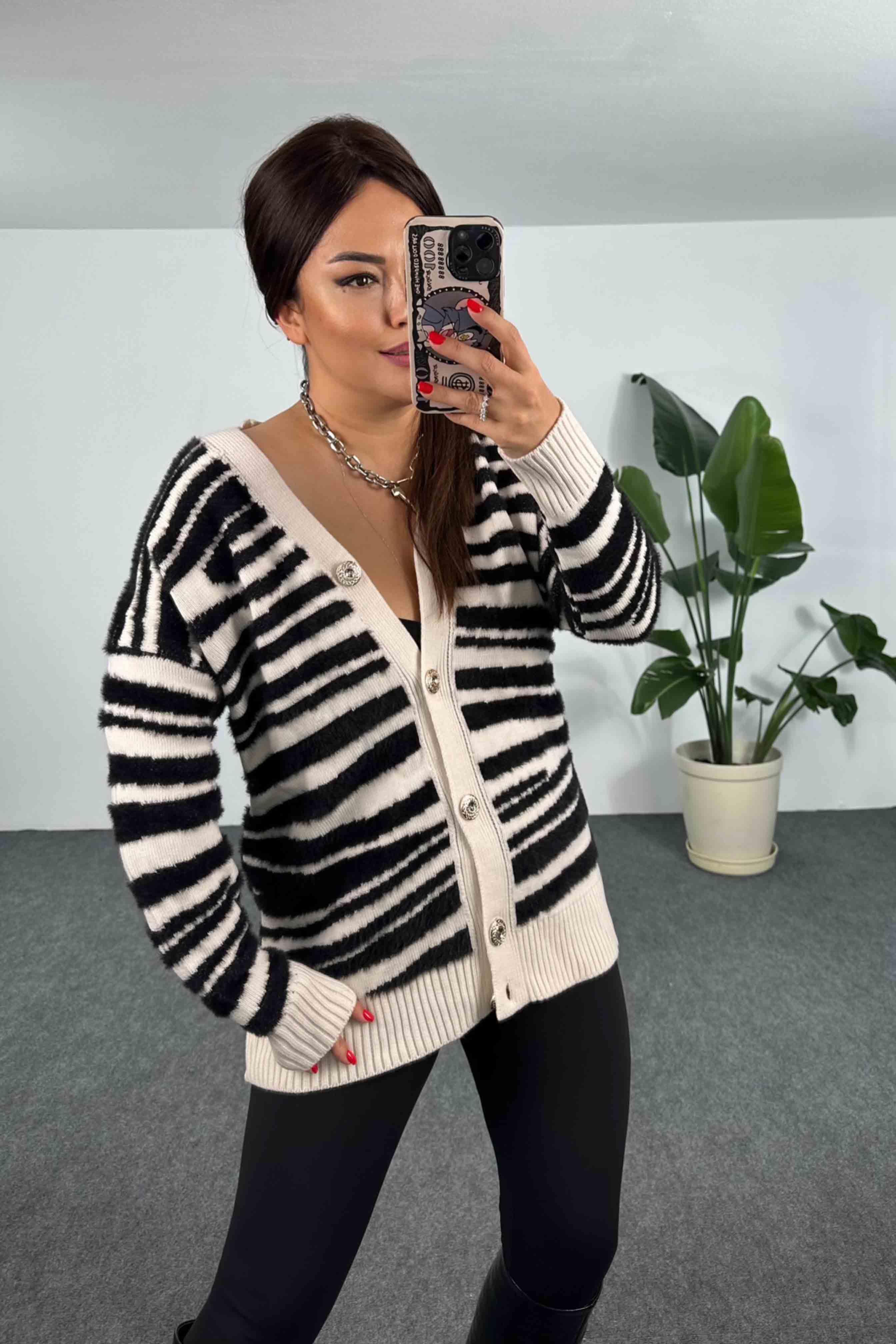 Yumoş Dokulu Zebra Tasarım Hırka Siyah