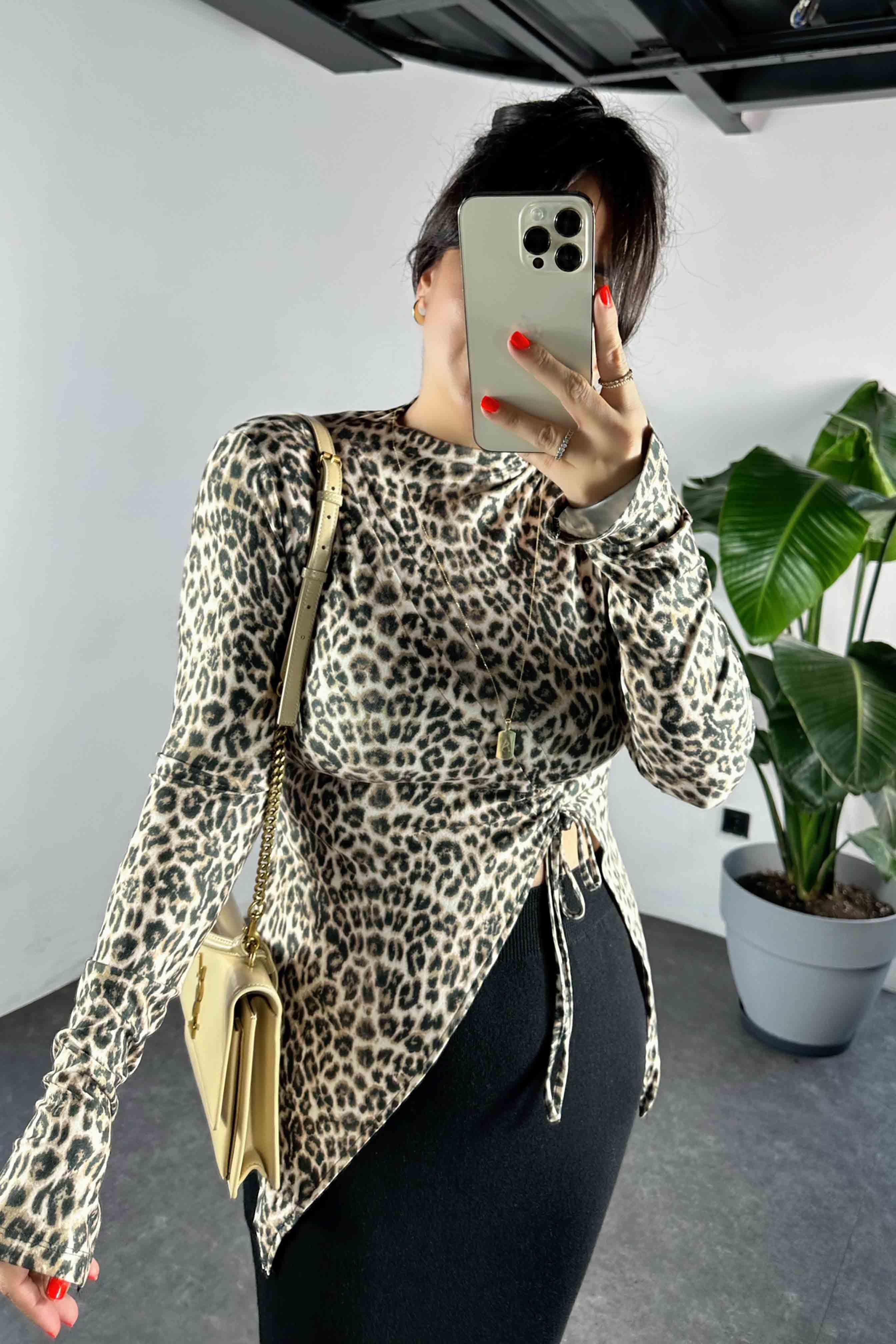 Yumoş Kumaş Büzgü Detay Kadın Bluz Leopar