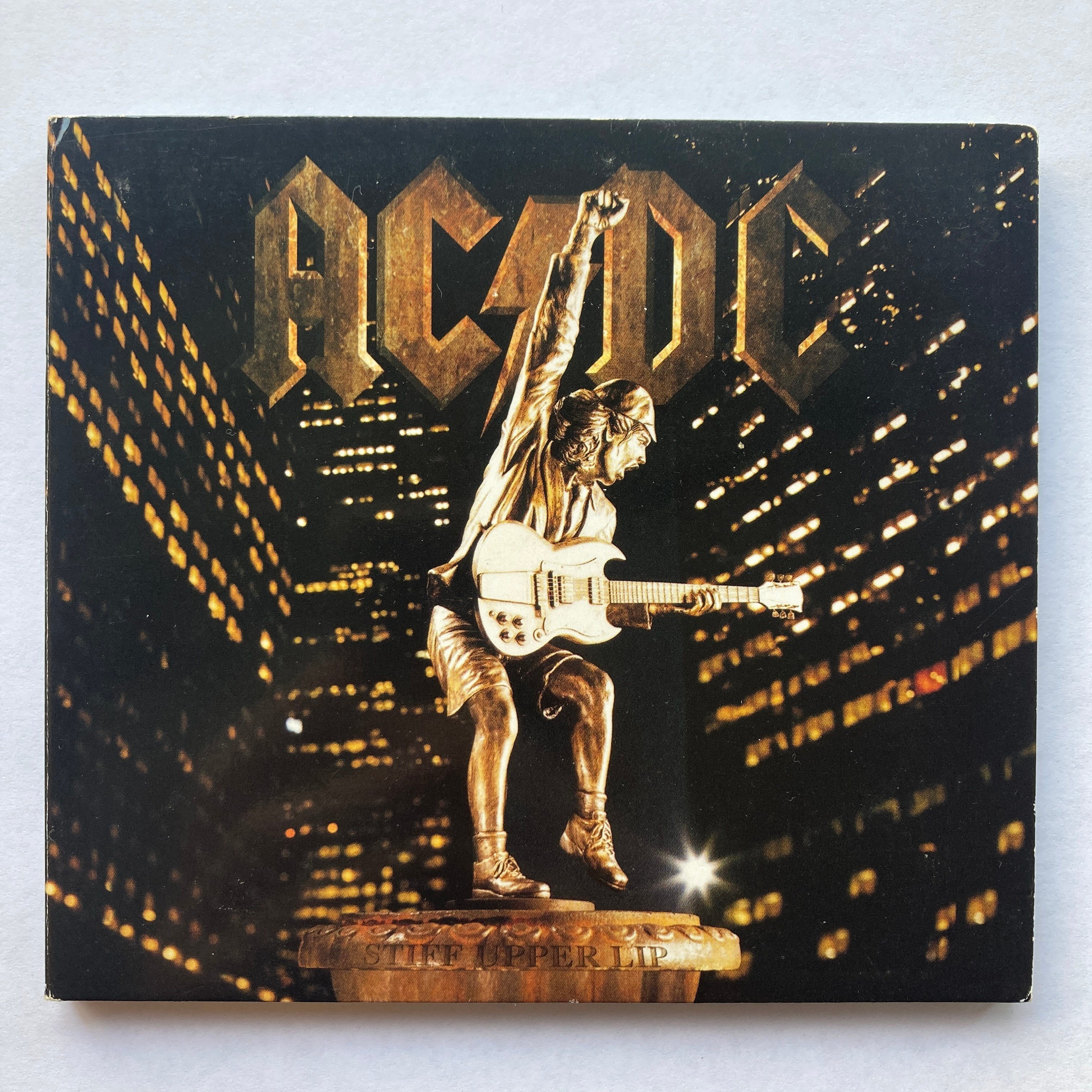AC / DC - STIFF UPPER LIP 