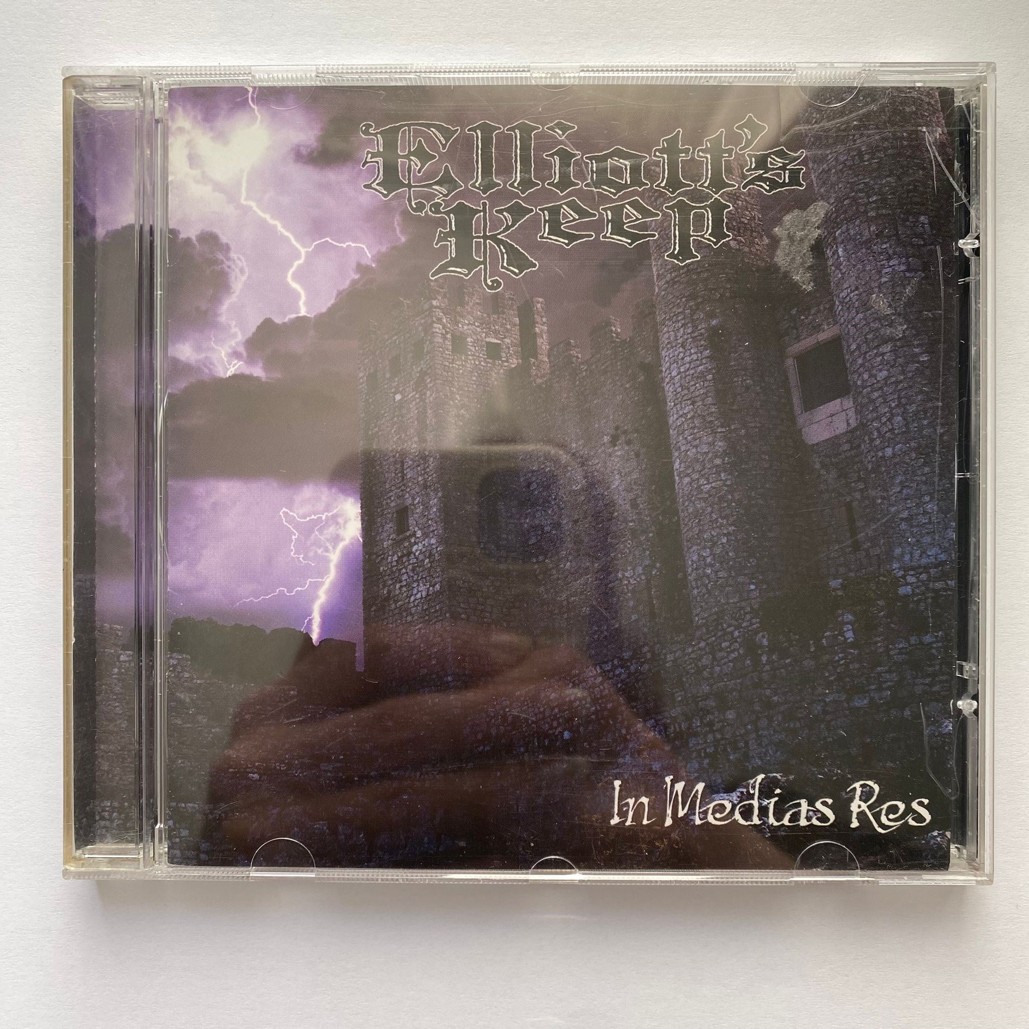 ELLIOTT'S KEEP - IN MEDIAS RES