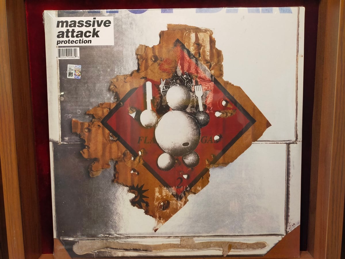MASSIVE ATTACK - PROTECTION 