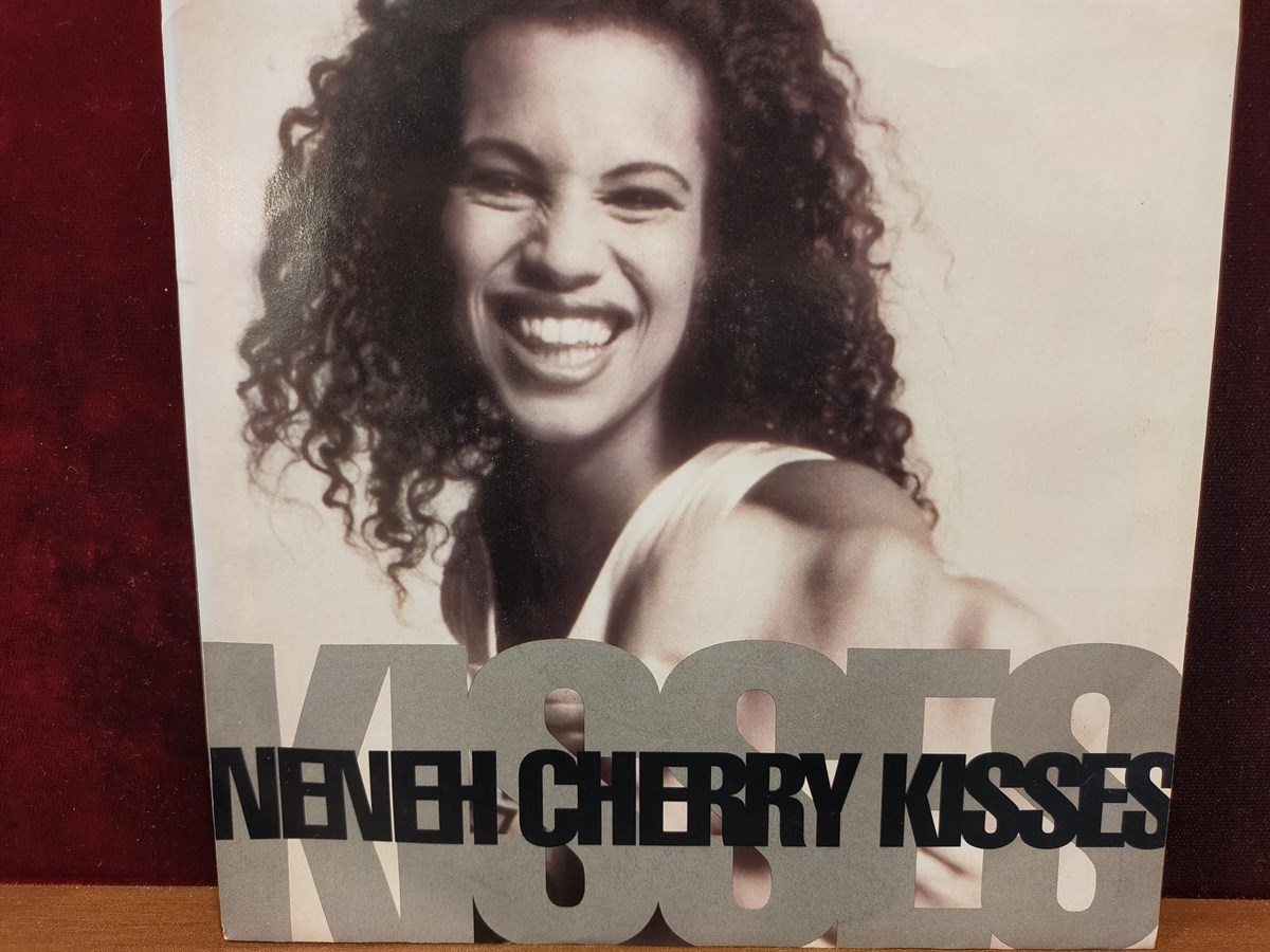 NENEH CHEERY - KISSES ON THE WIND / BUFFALO BLUES 
