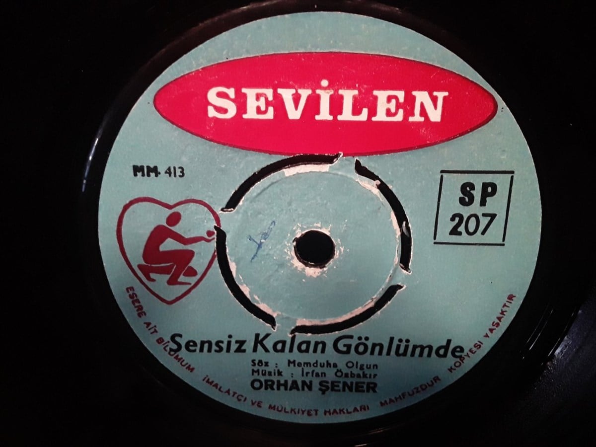 ORHAN ŞENER - SENSİZ KALAN GÖNLÜMDE / ÖMRÜMCE HEP ADIM ADIM