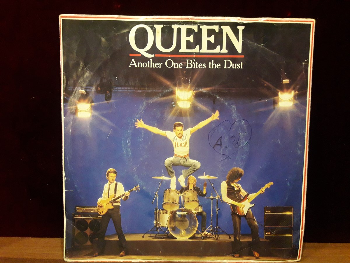 QUEEN - ANOTHER ONE BITES THE DUST 