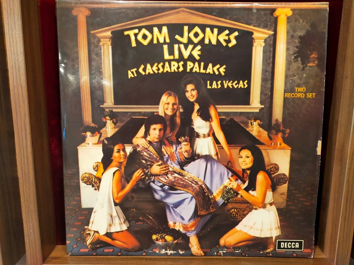 TOM JONES - LIVE AT CAESARS PALACE LAS VEGAS 