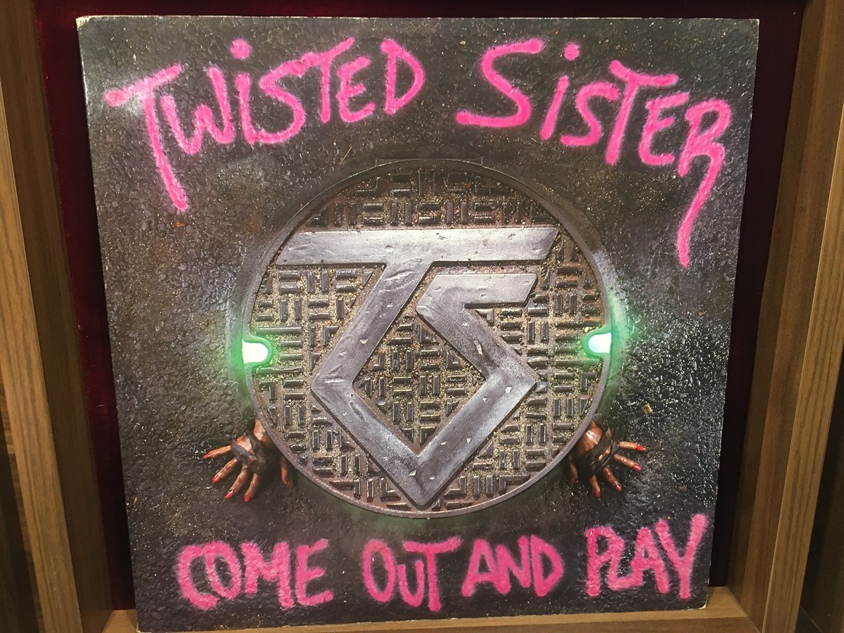 TWISTED SISTER - COME OUT AND PLAY