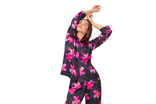 siyah ve pembe çiçekli ilham veren pijama partisi kombini