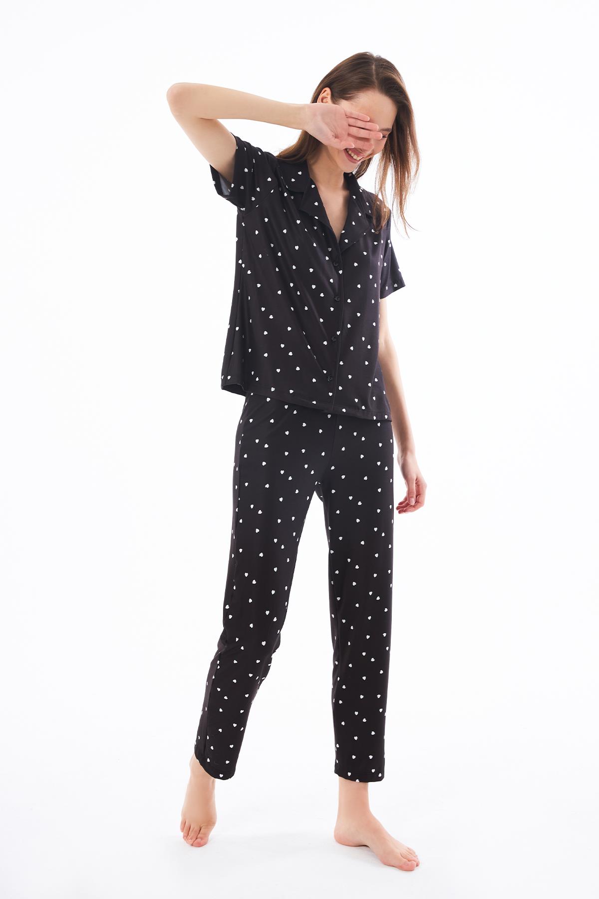 Premium Kadın Pijama Takımı Siyah Kalp Desenli Yumuşak Dokulu Kısa Kollu Gömlek Yaka