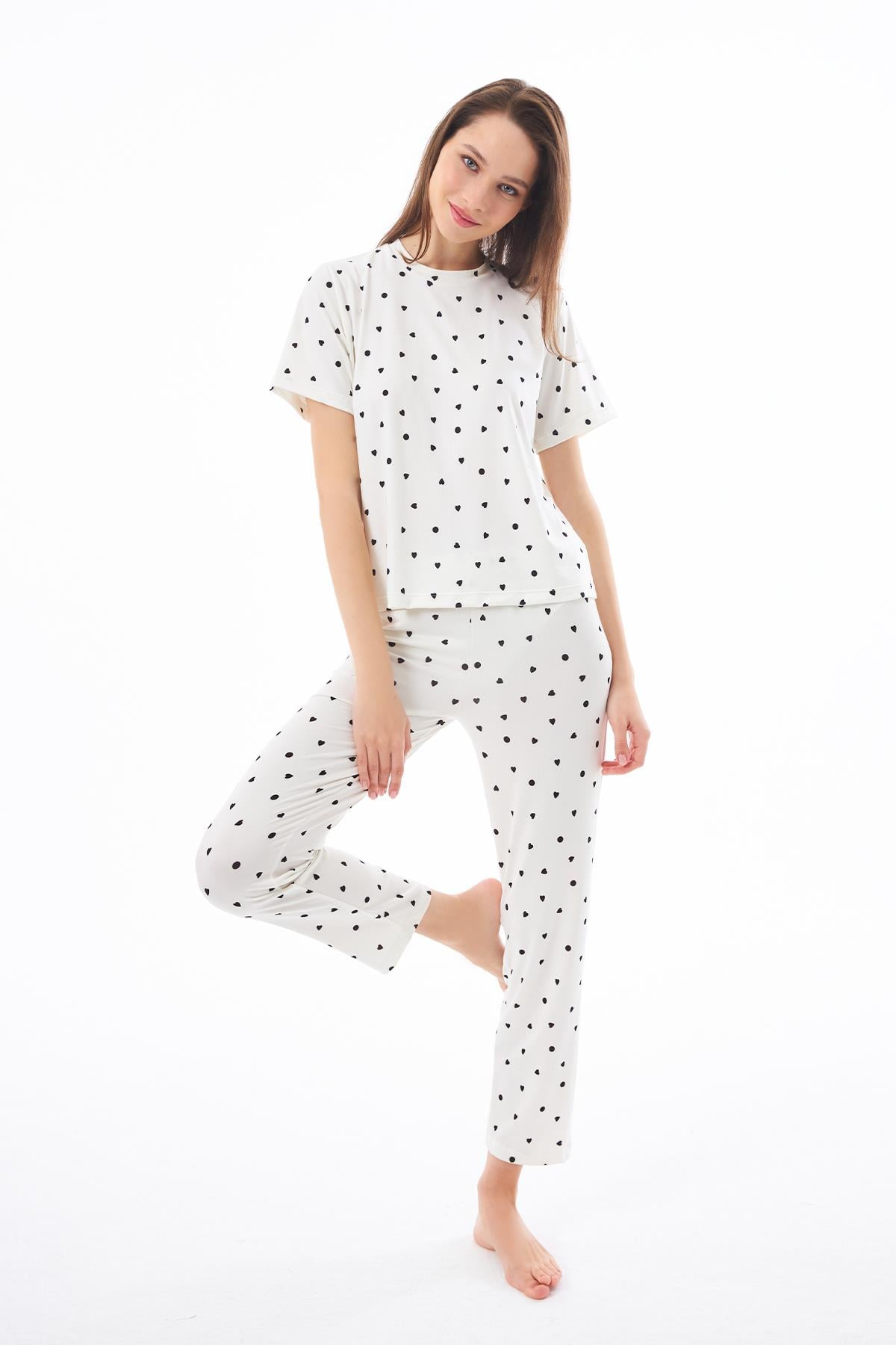 Premium Kadın Pijama Takımı Krem Kalp Desenli Yumuşak Dokulu Kısa Kollu Bisiklet Yaka