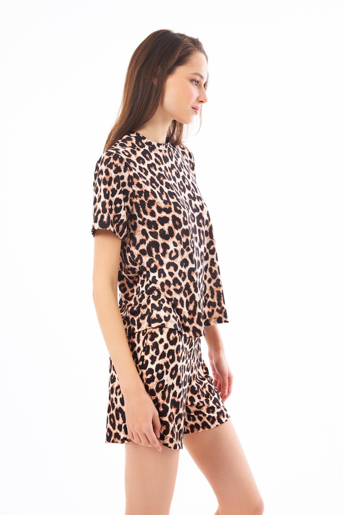 Premium  Şortlu Kadın Pijama Takımı Leopar Desenli Yumuşak Dokulu Bisiklet Yaka Kısa Kollu