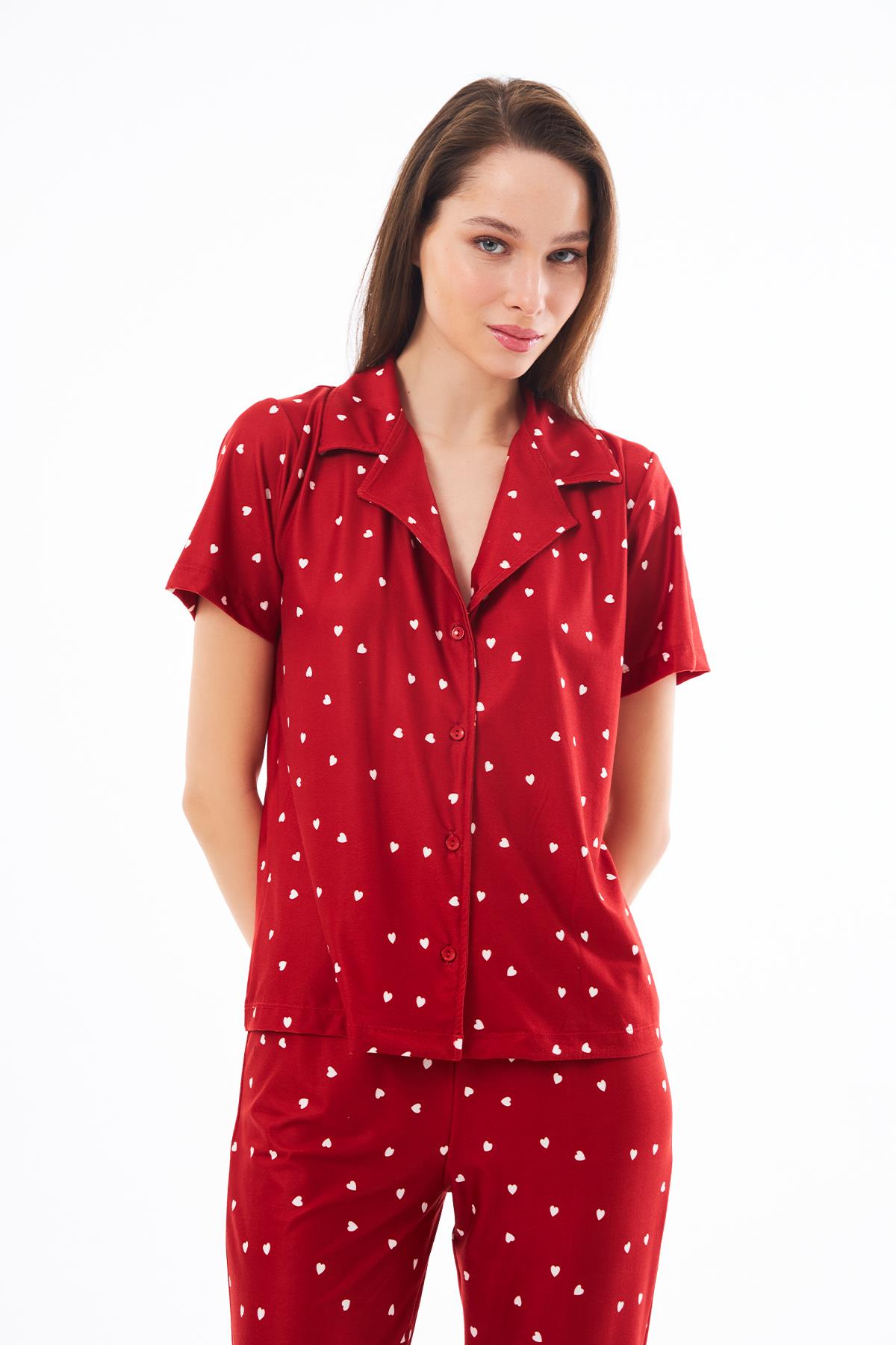 Premium Kadın Pijama Takımı Kırmızı Kalp Desenli Yumuşak Dokulu Kısa Kollu Gömlek Yaka
