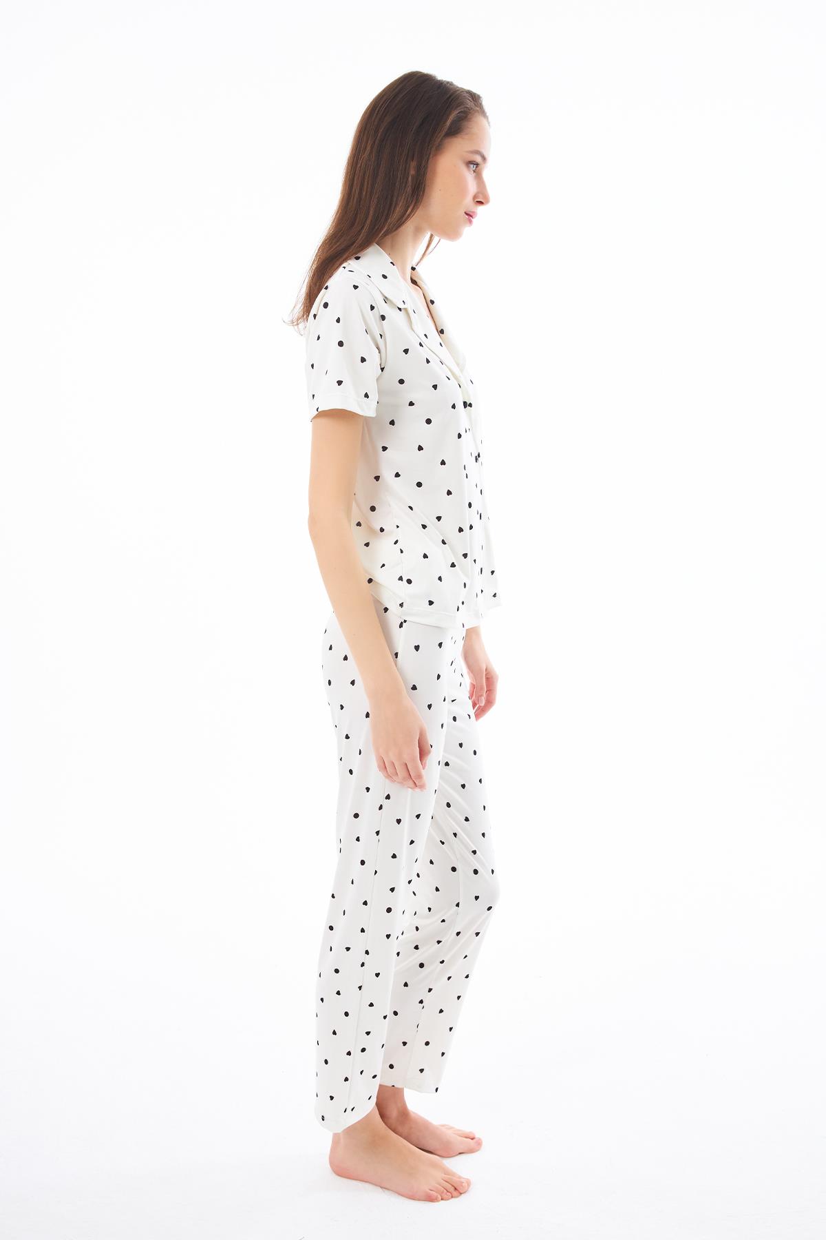 Premium Kadın Pijama Takımı Krem Kalp Desenli Yumuşak Dokulu Kısa Kollu Gömlek Yaka
